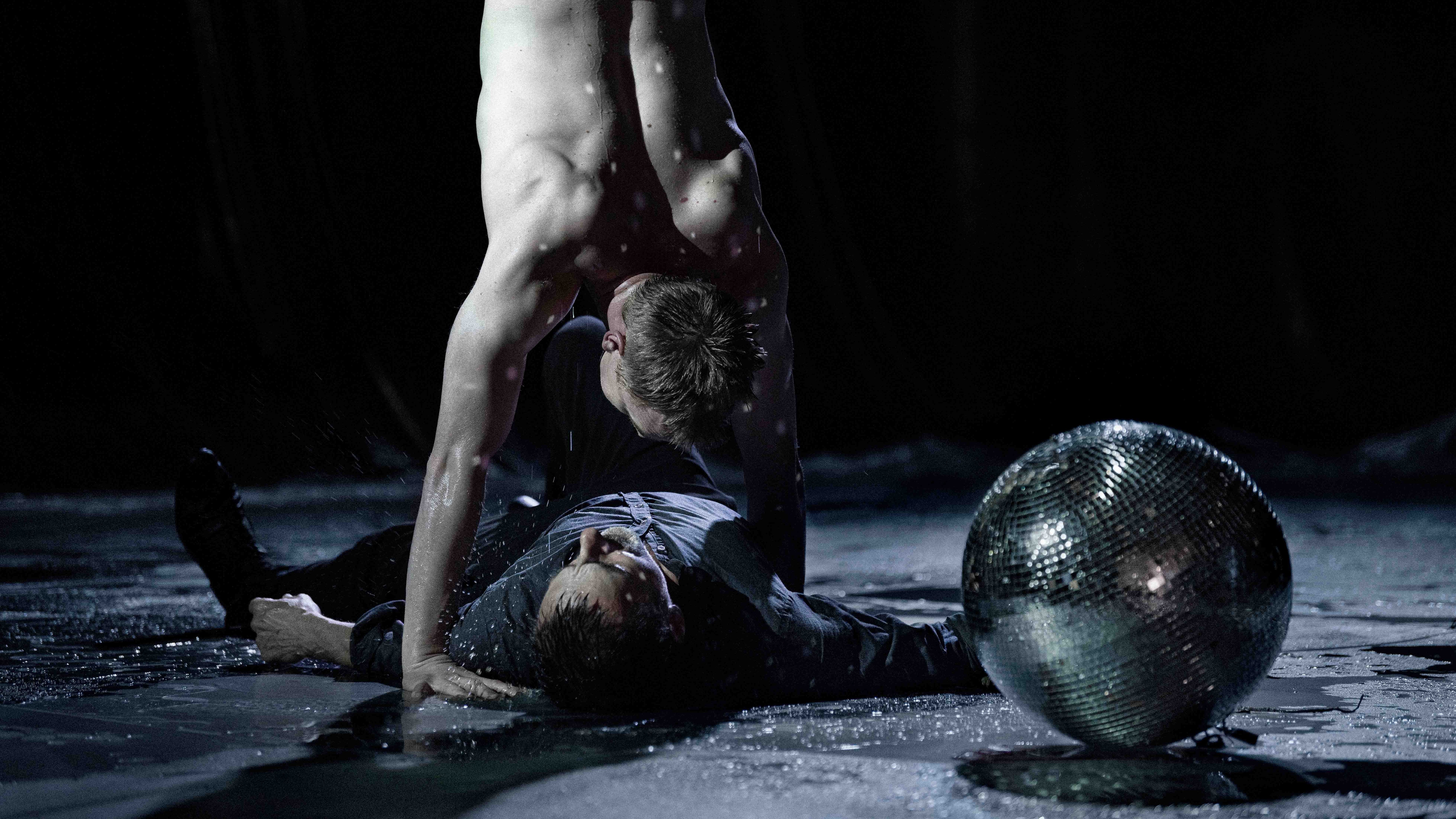 Danseurs de (LA)HORDE et du Ballet national de Marseille dans INK de Dimitris Papaioannou.