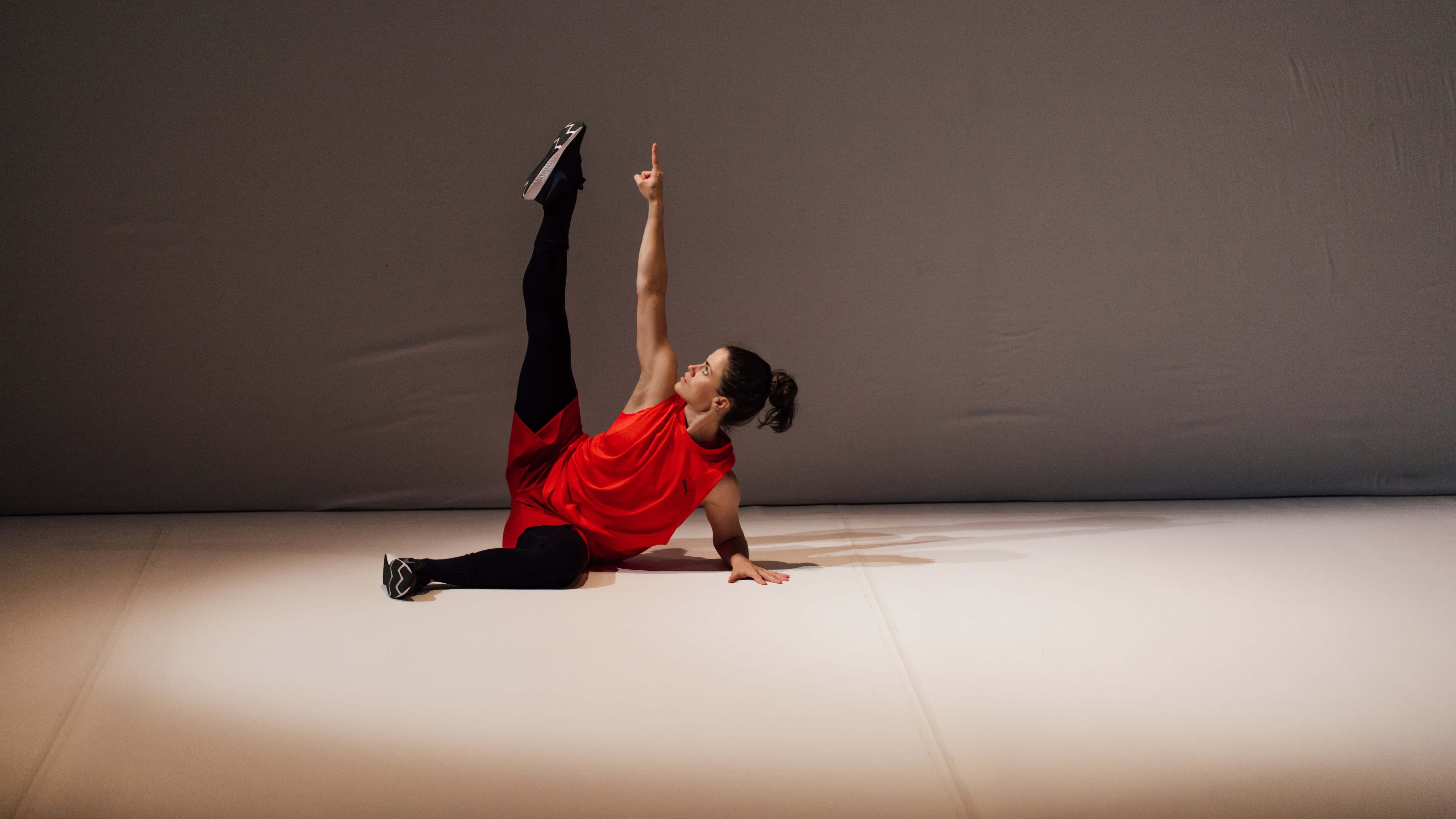 Danseuse semi-couchée, une jambe et un bras vers le haut