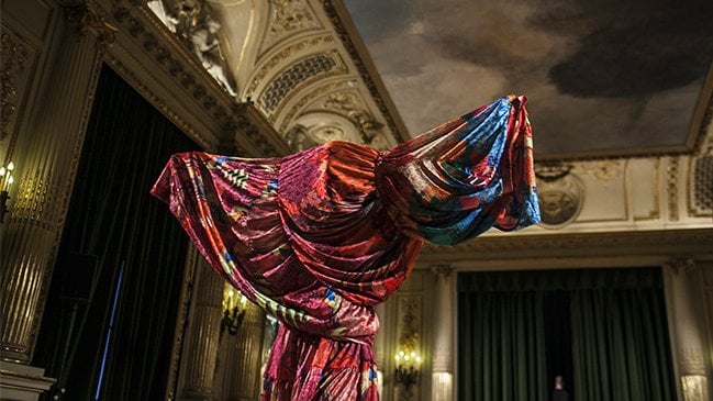 Un drap de couleur en contre-plongée dans un bâtiment