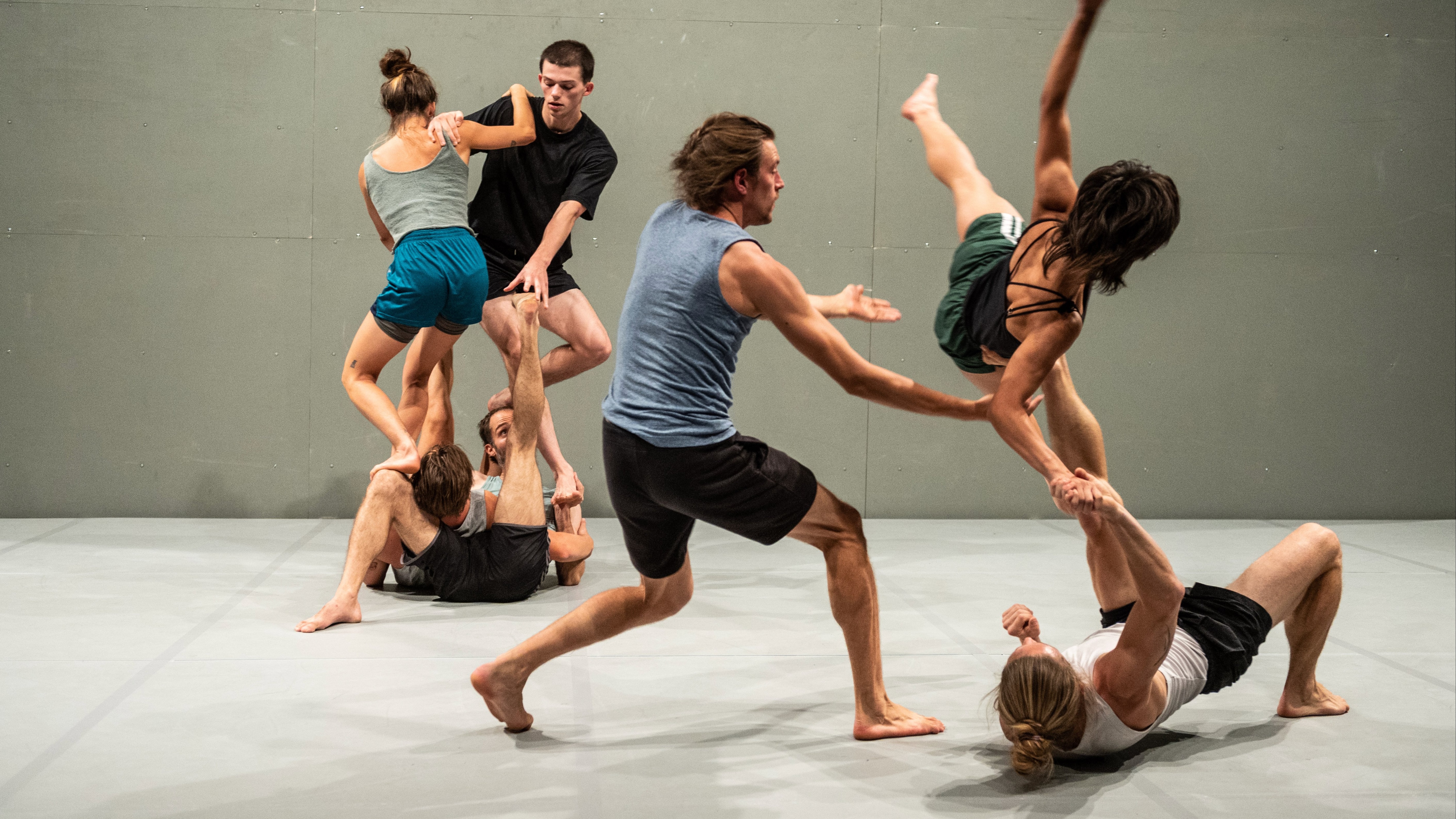 Danseurs en mouvement dans Foreshadow d’Alexander Vantournhout