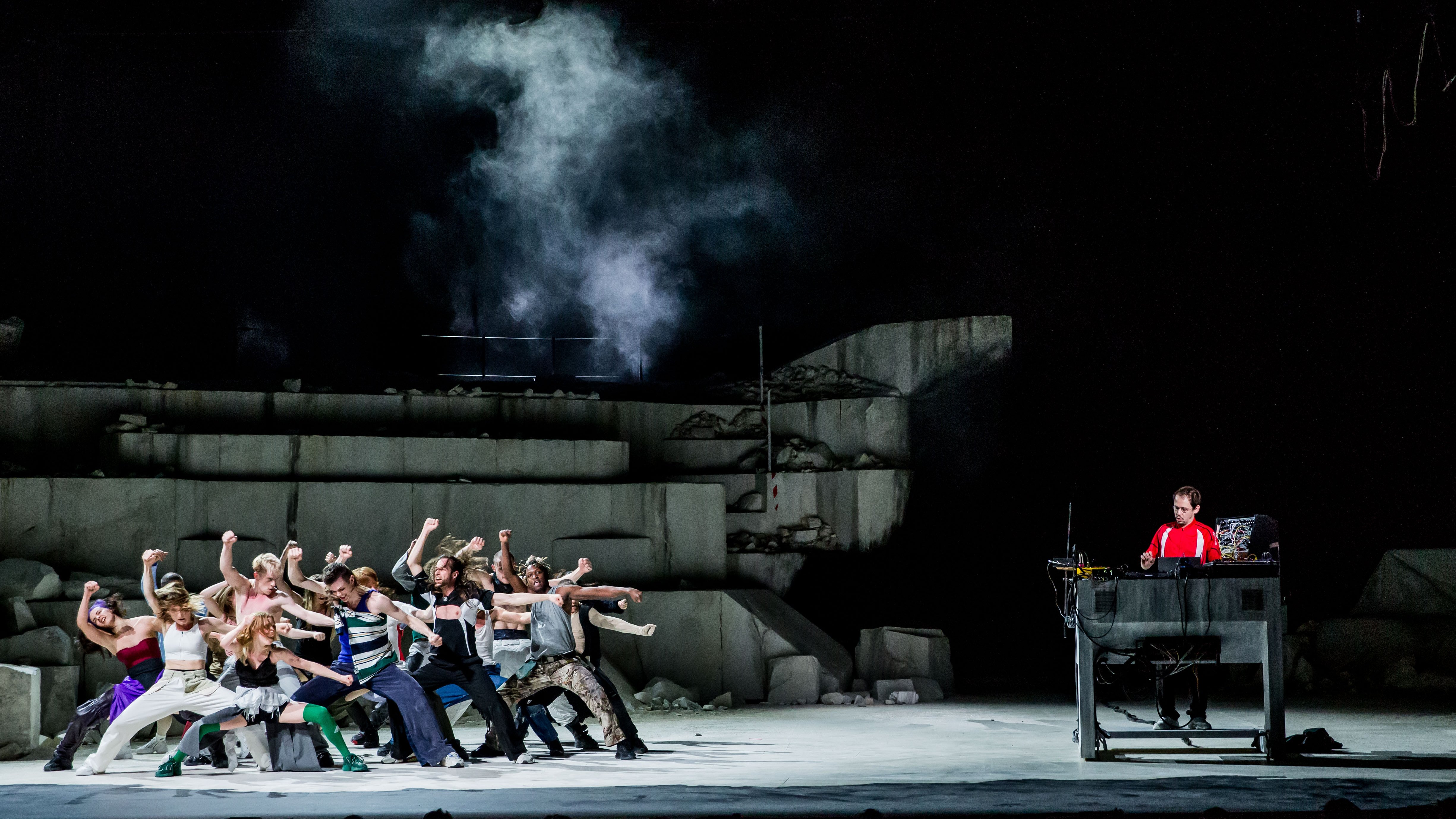 Danseurs de Room With A View de (La)Horde avec le Ballet national de Marseille, regroupés, poings en l’air. 