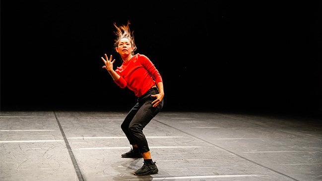 Danseuse vêtue d’un haut rouge dans Le Sacre du Printemps de Xavier Le Roy