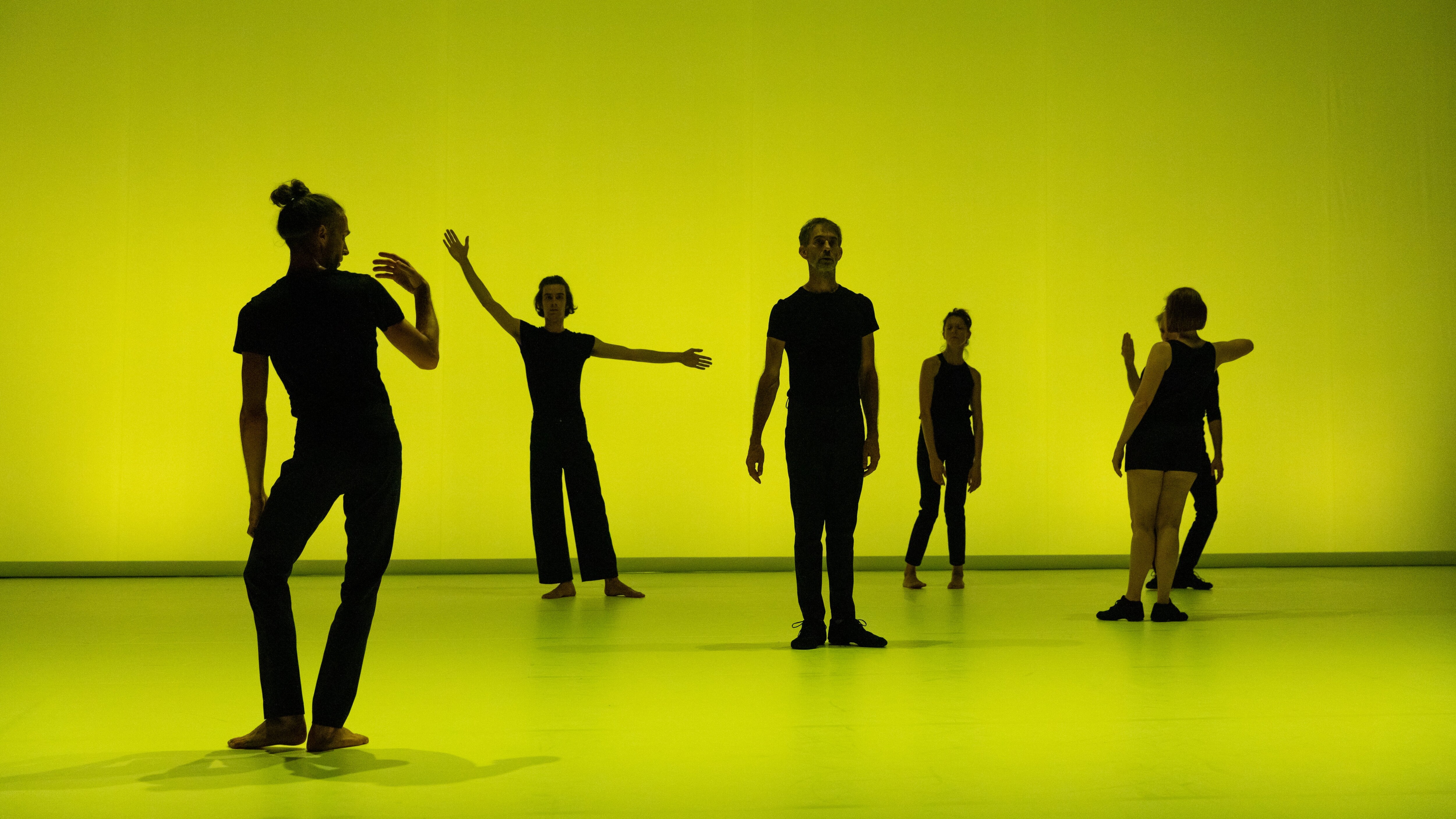 Danseurs devant un fond jaune