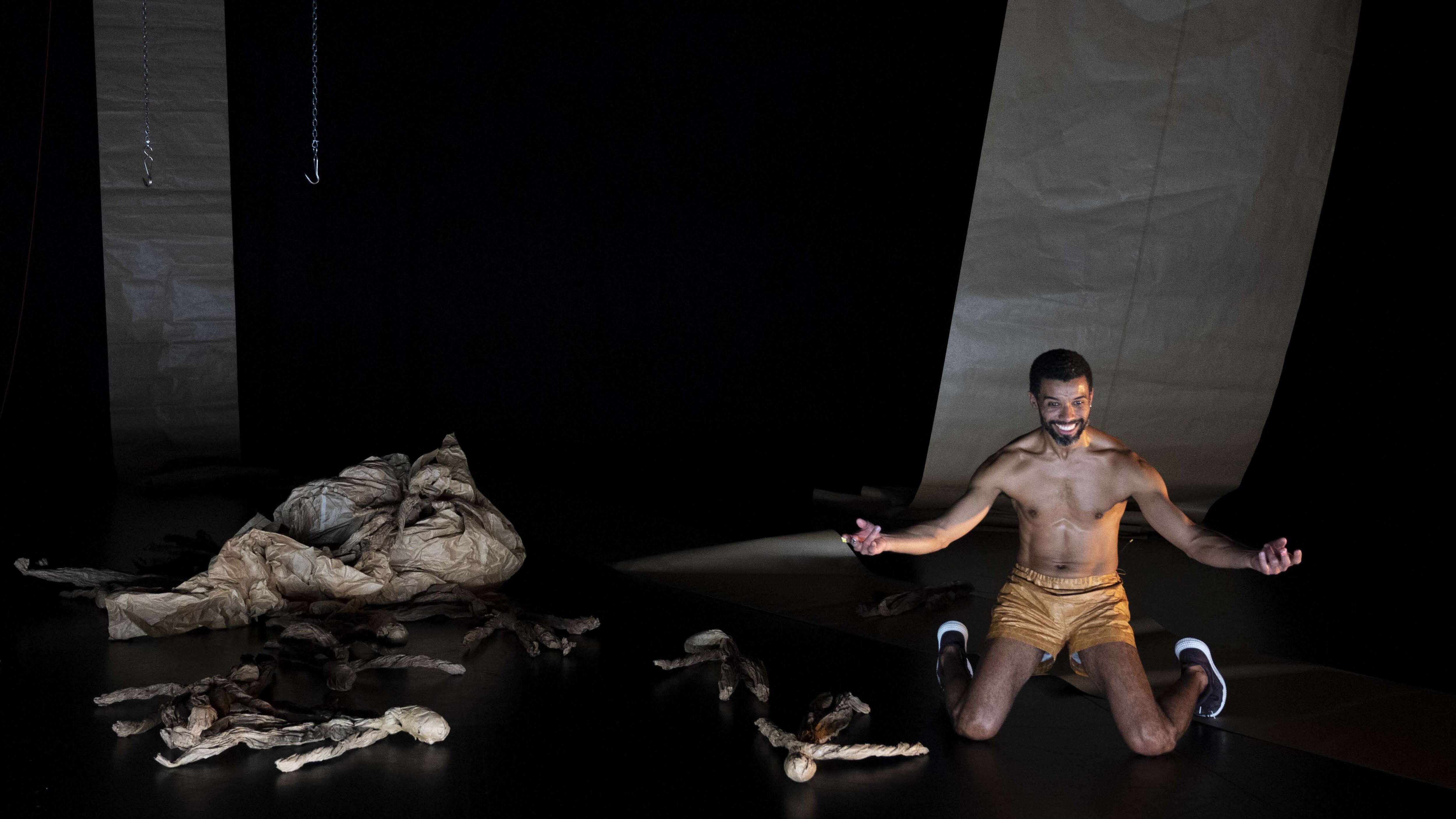 danseur dans IL FAUX de Calixto Neto