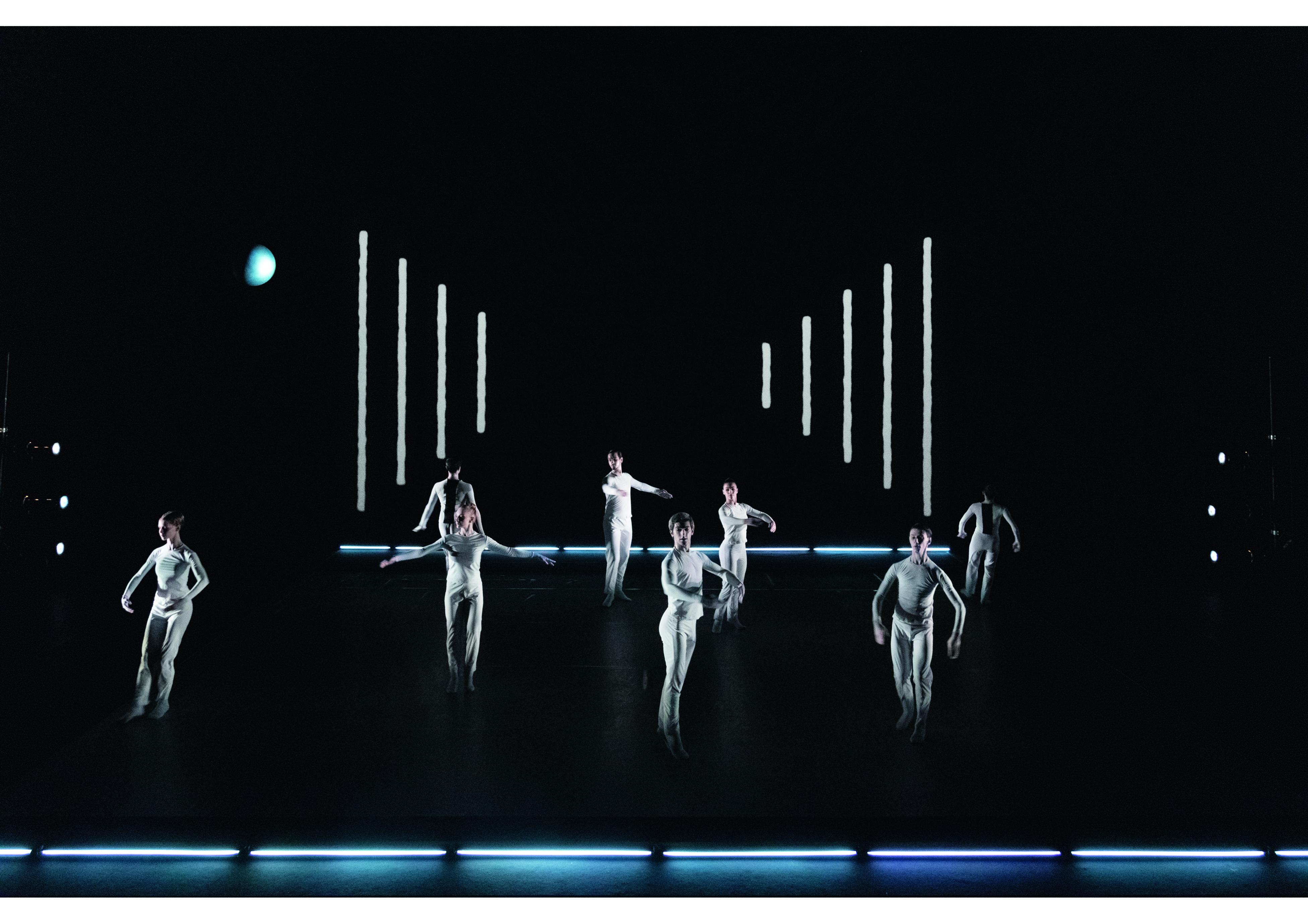 在Lucinda Childs和Robert Wilson创作的《Relative Calm》中，舞者站在台上