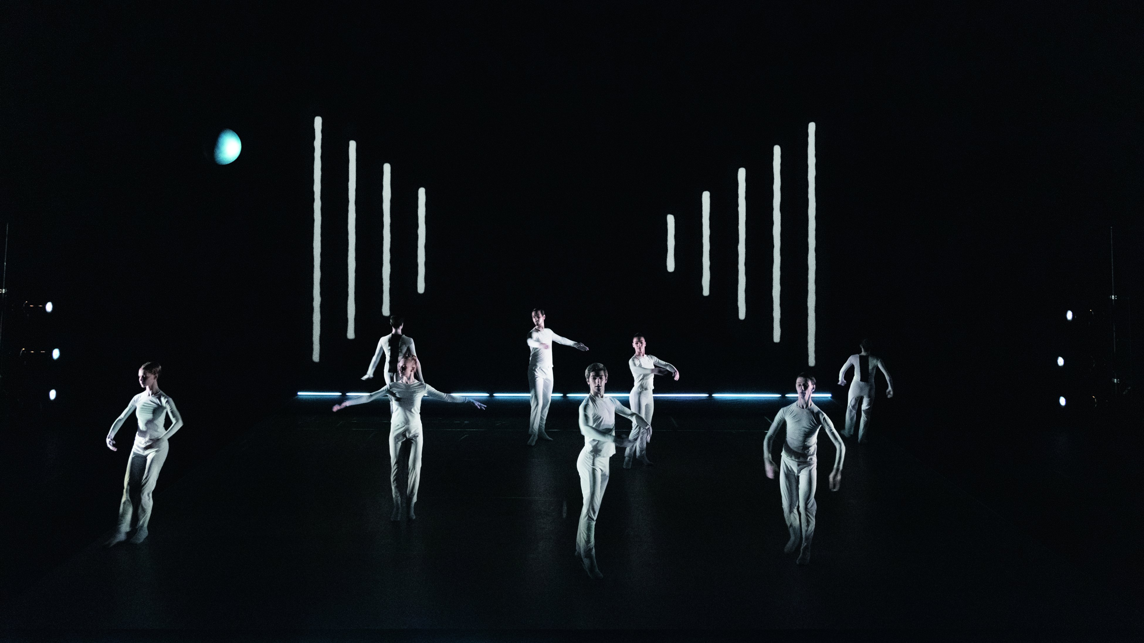 Danseurs sur scène dans Relative Calm de Lucinda Childs et Robert Wilson