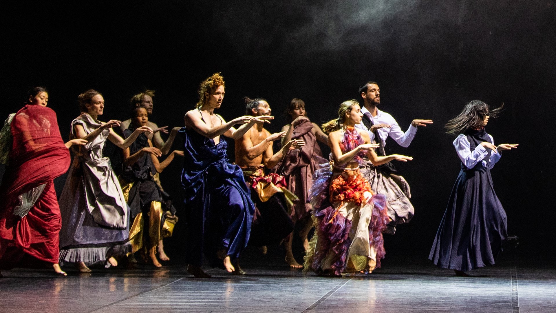 Danseurs vêtus de costumes colorés dans LOVETRAIN2020 d’Emanuel Gat