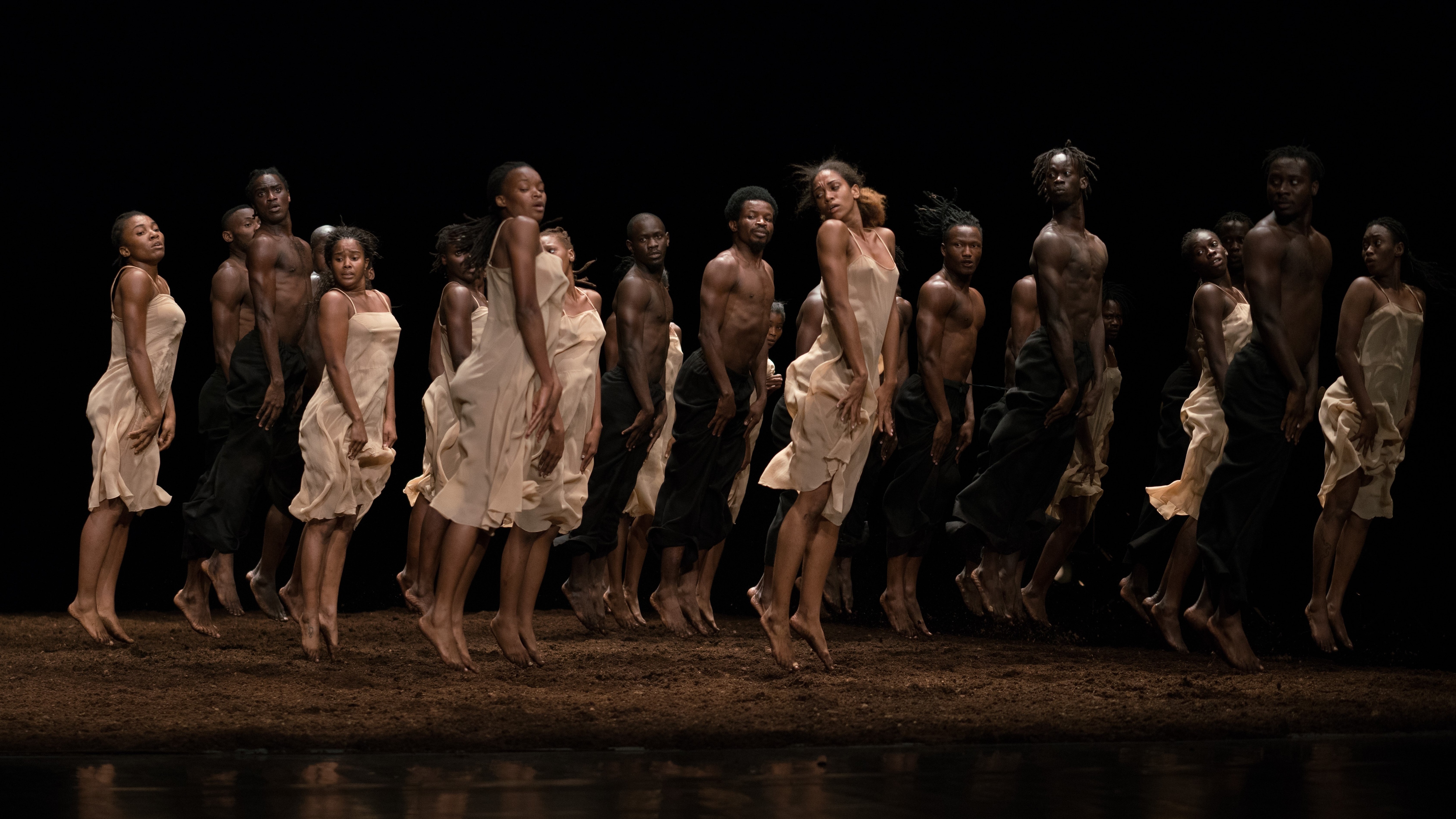 Groupe de danseurs sautant