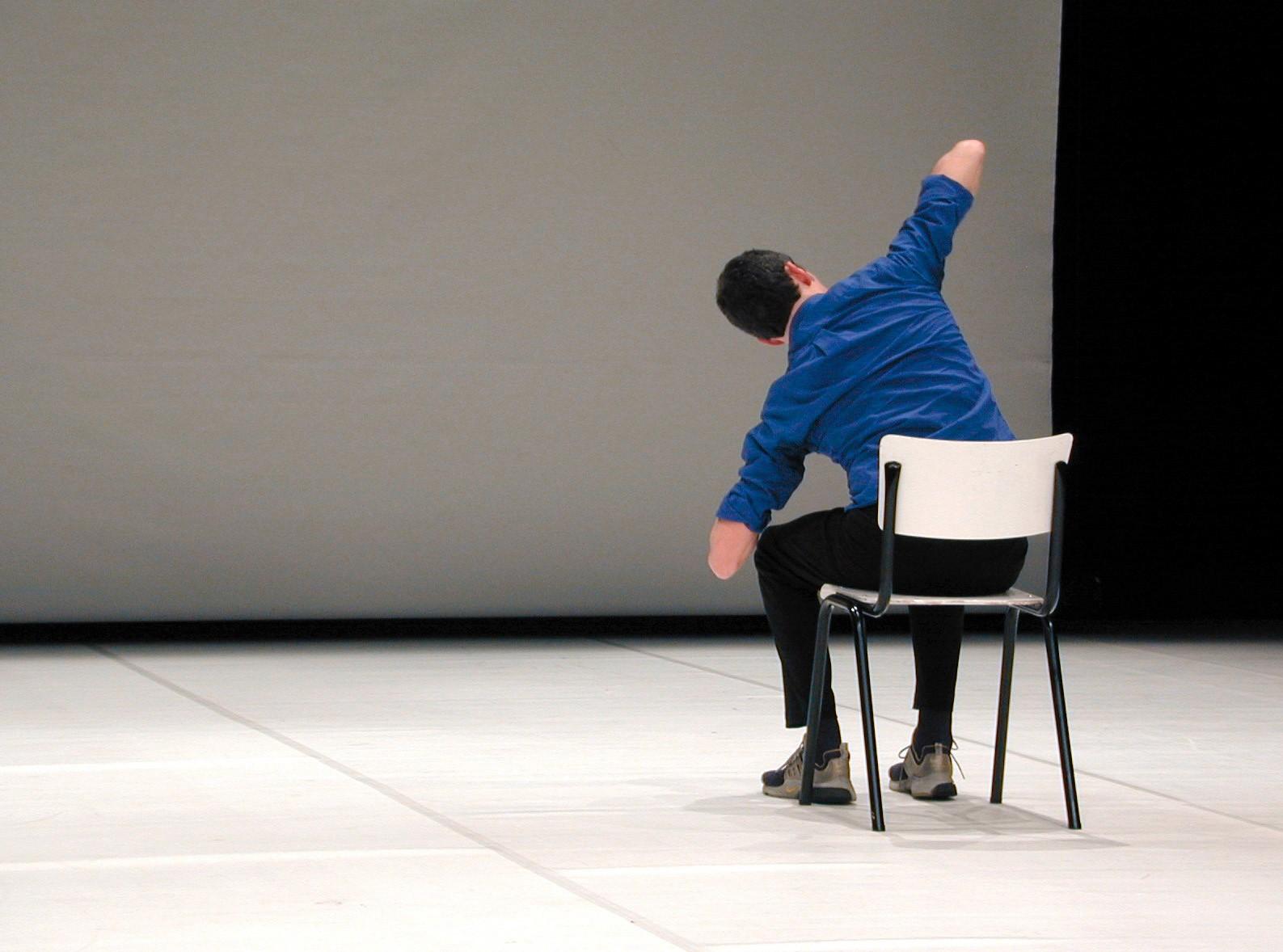 Danseur assis sur une chaise de dos, extrait de Produit de circonstances