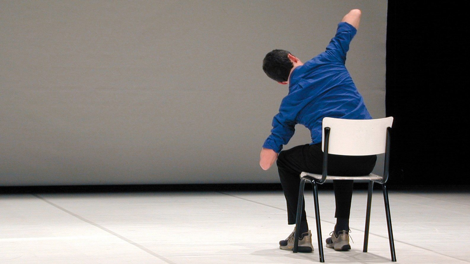 Danseur assis sur une chaise de dos, extrait de Produit de circonstances