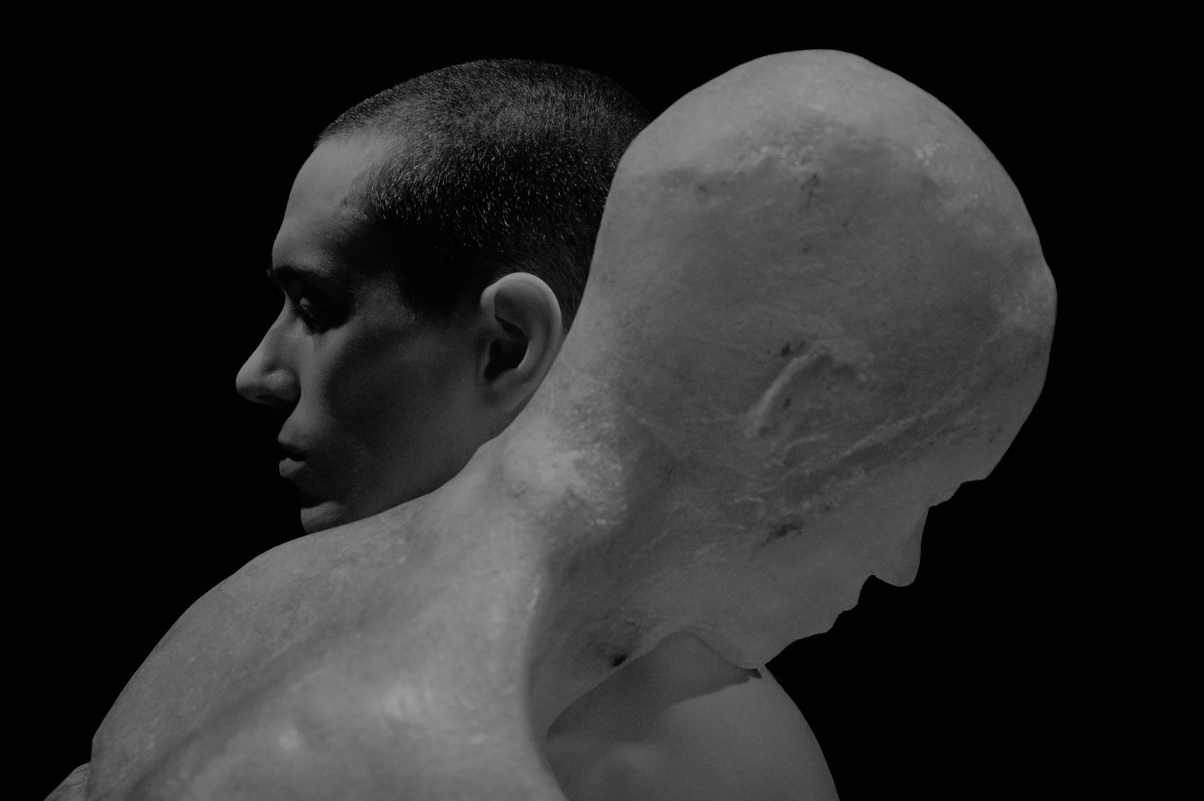 Gros plan sur un homme enlaçant un mannequin, extrait de SELF/UNNAMED