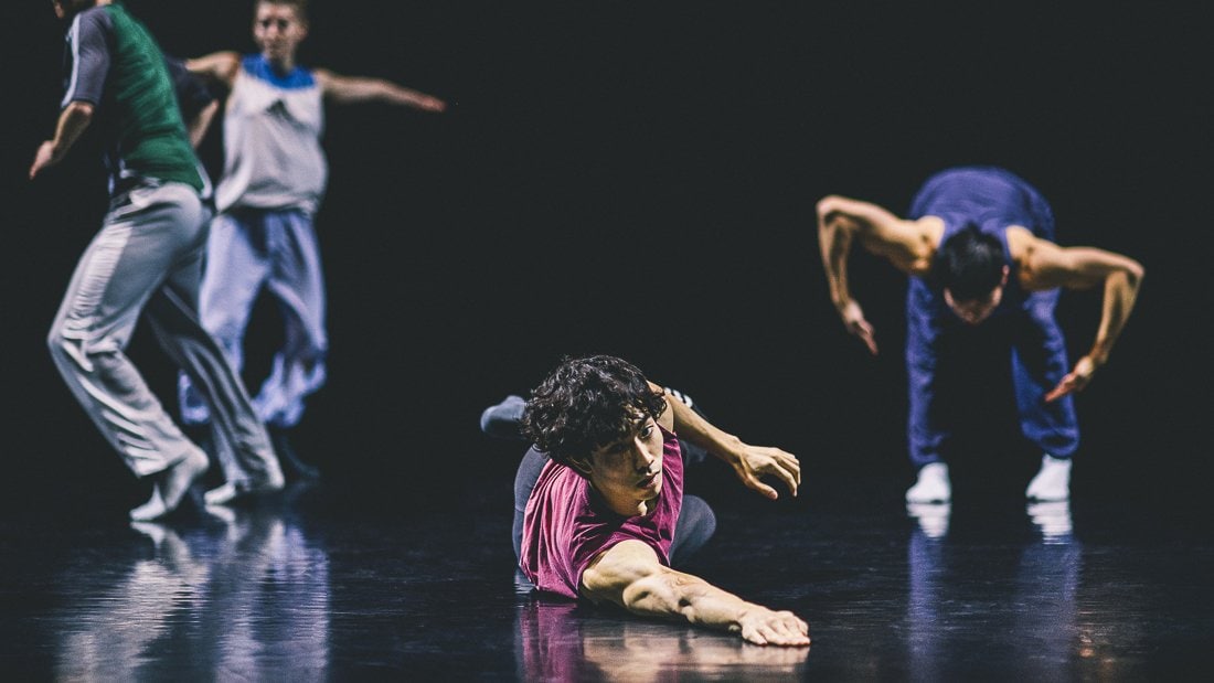 Danseur tendant la main en avant vers le public.