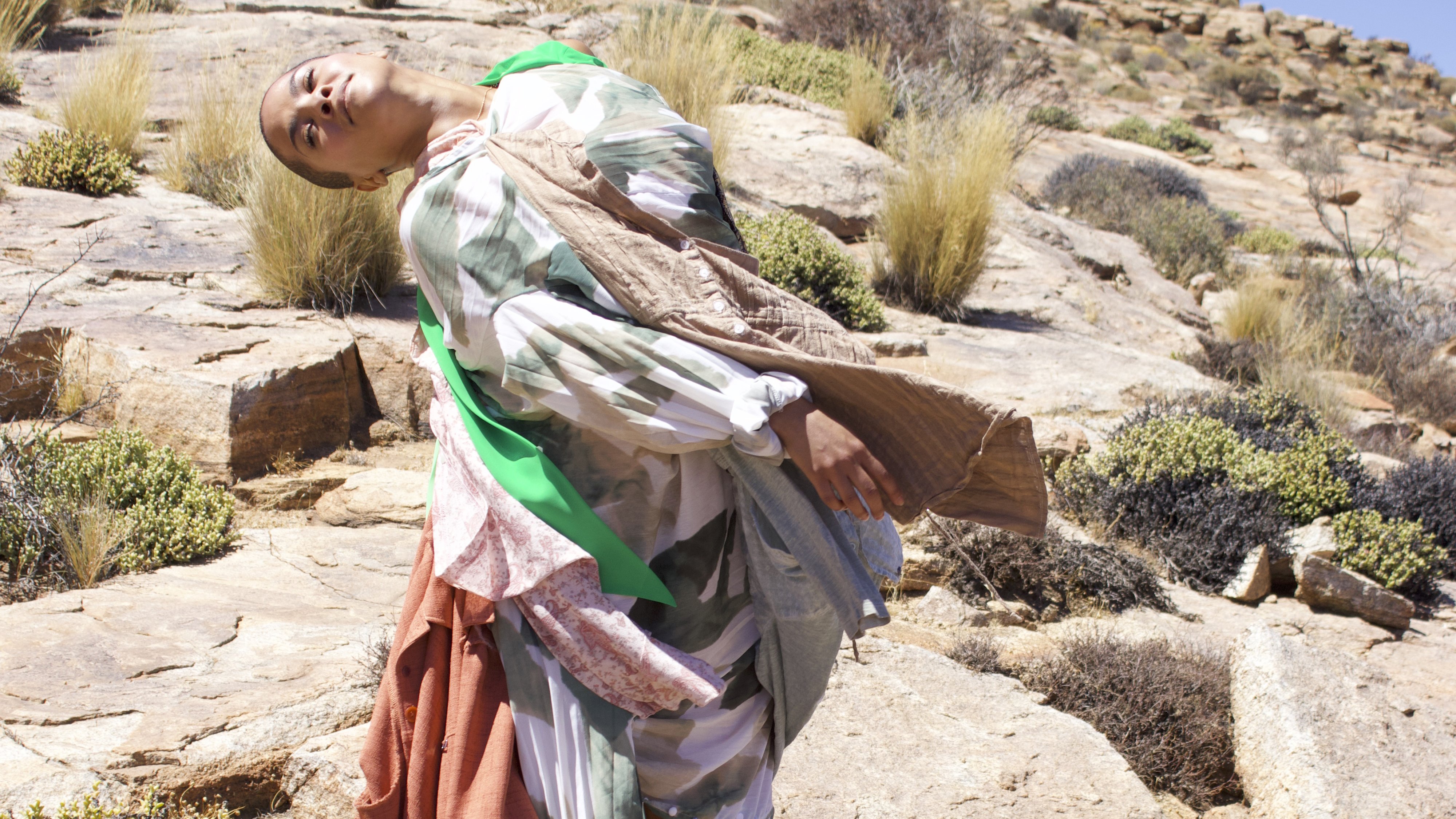 Danseur dans le desert en costume coloré.