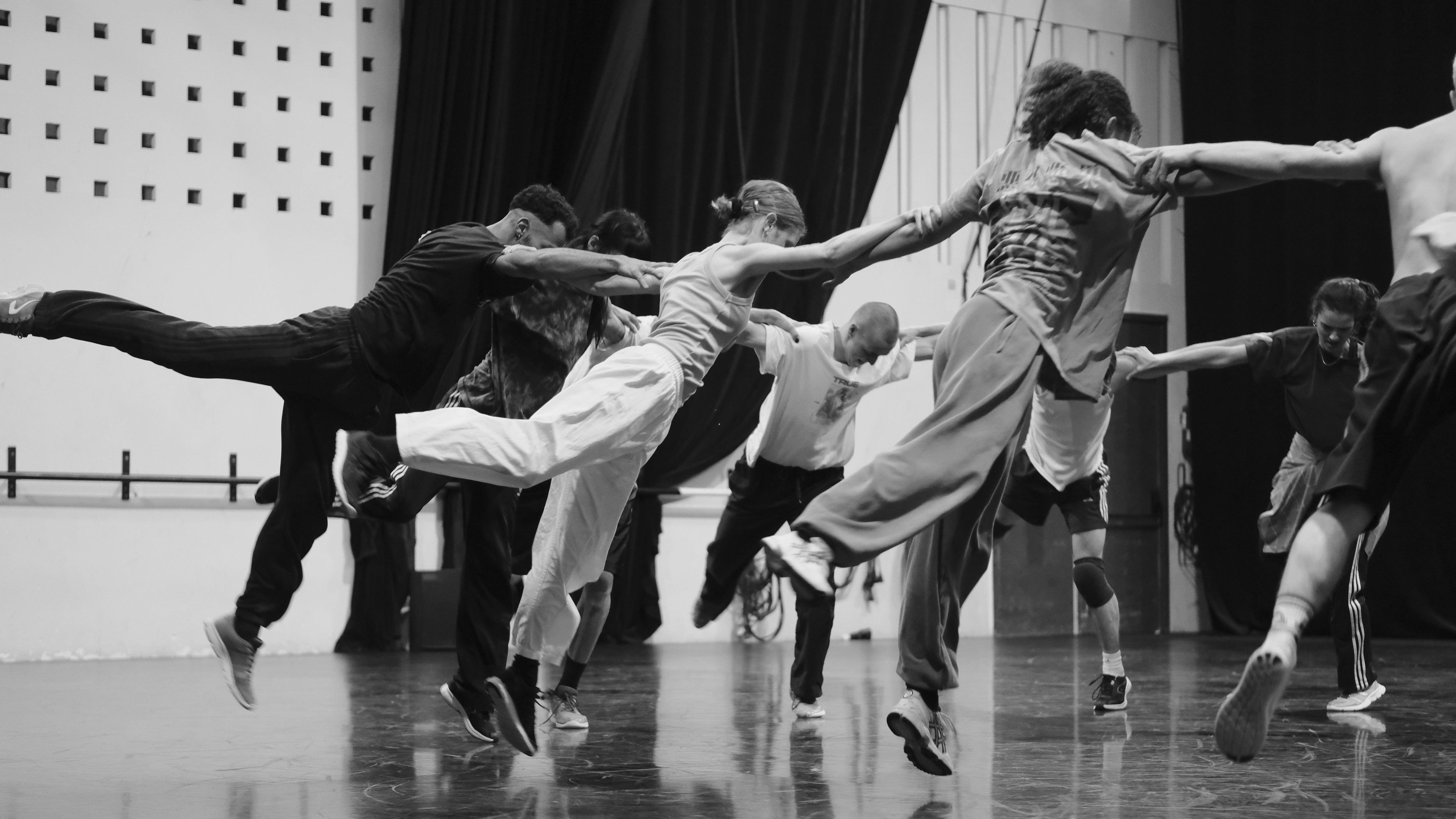 Groupe de danseurs formant un cercle lors d'un workshop
