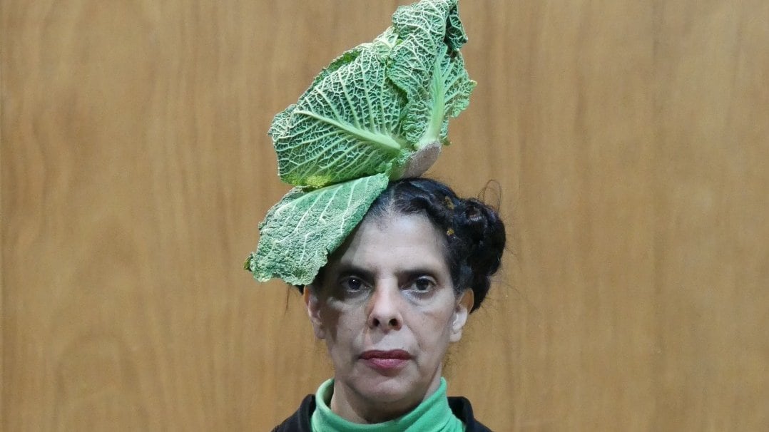 Femme avec un choux sur la tête