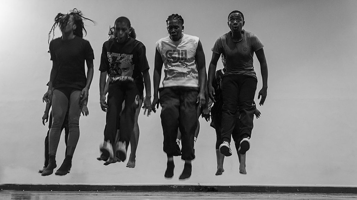 quatre danseurs entrain de sauter les jambes tendus en avant