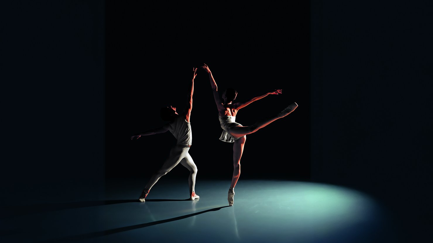 danseuse sur pointe avec un danseurs en fente, tous deux en justaucorps blanc