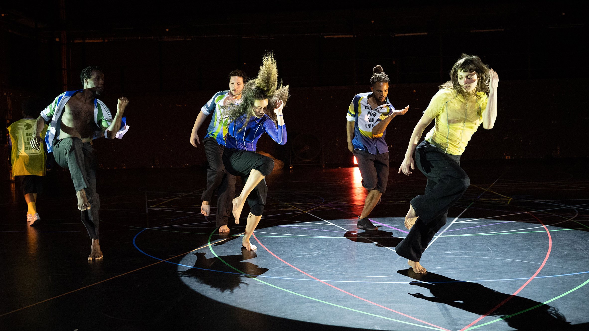 groupe de danseurs dans la même position, dans un saut sur une jambe