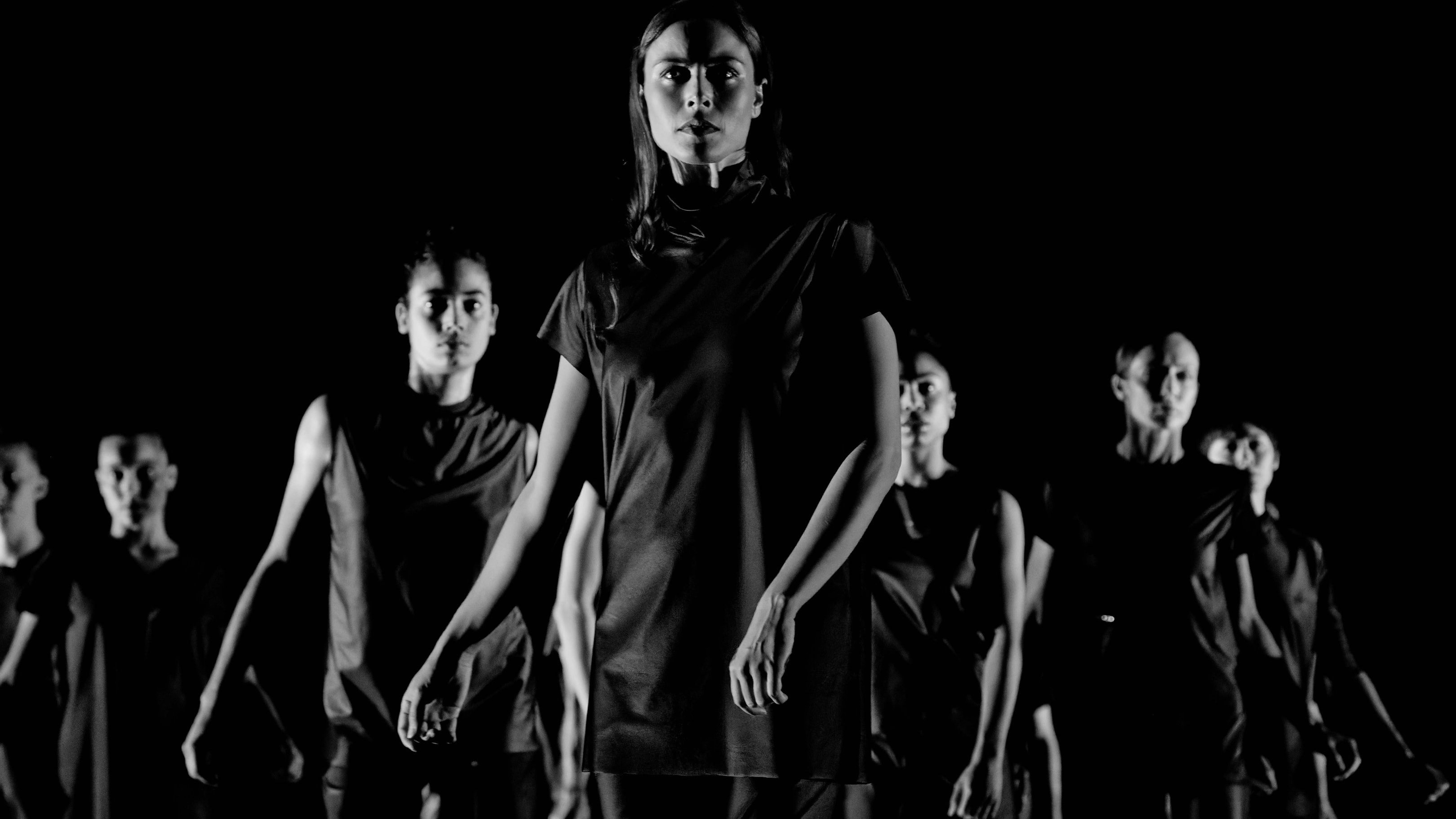 Photo de danseurs sur scène 