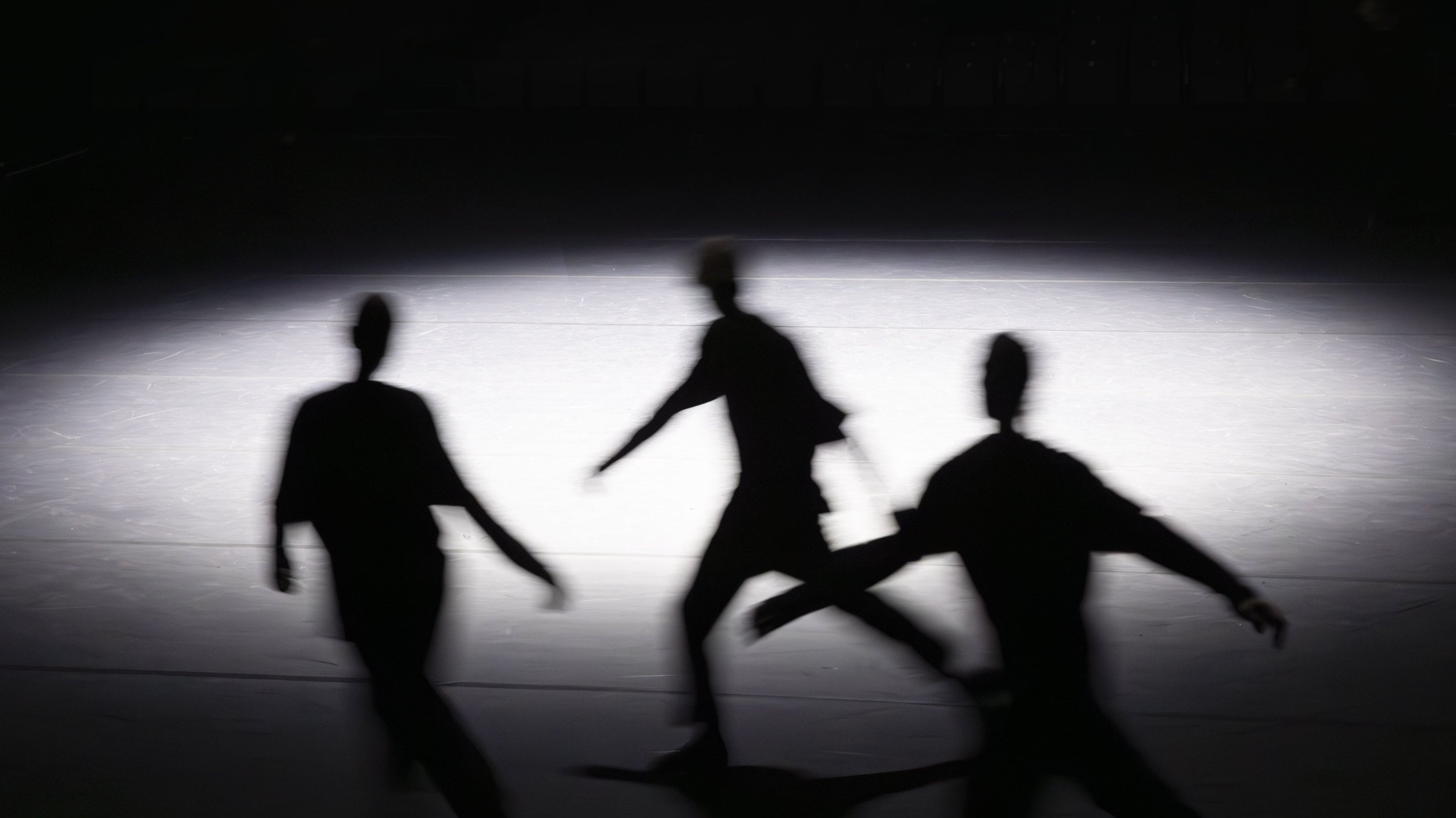 image vaporeuse de danseurs en mouvement en cercle 