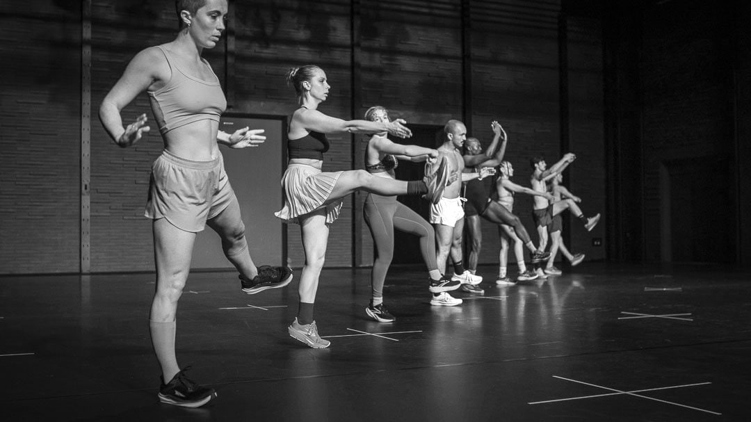 danseurs, en ligne, faisant des exercices 