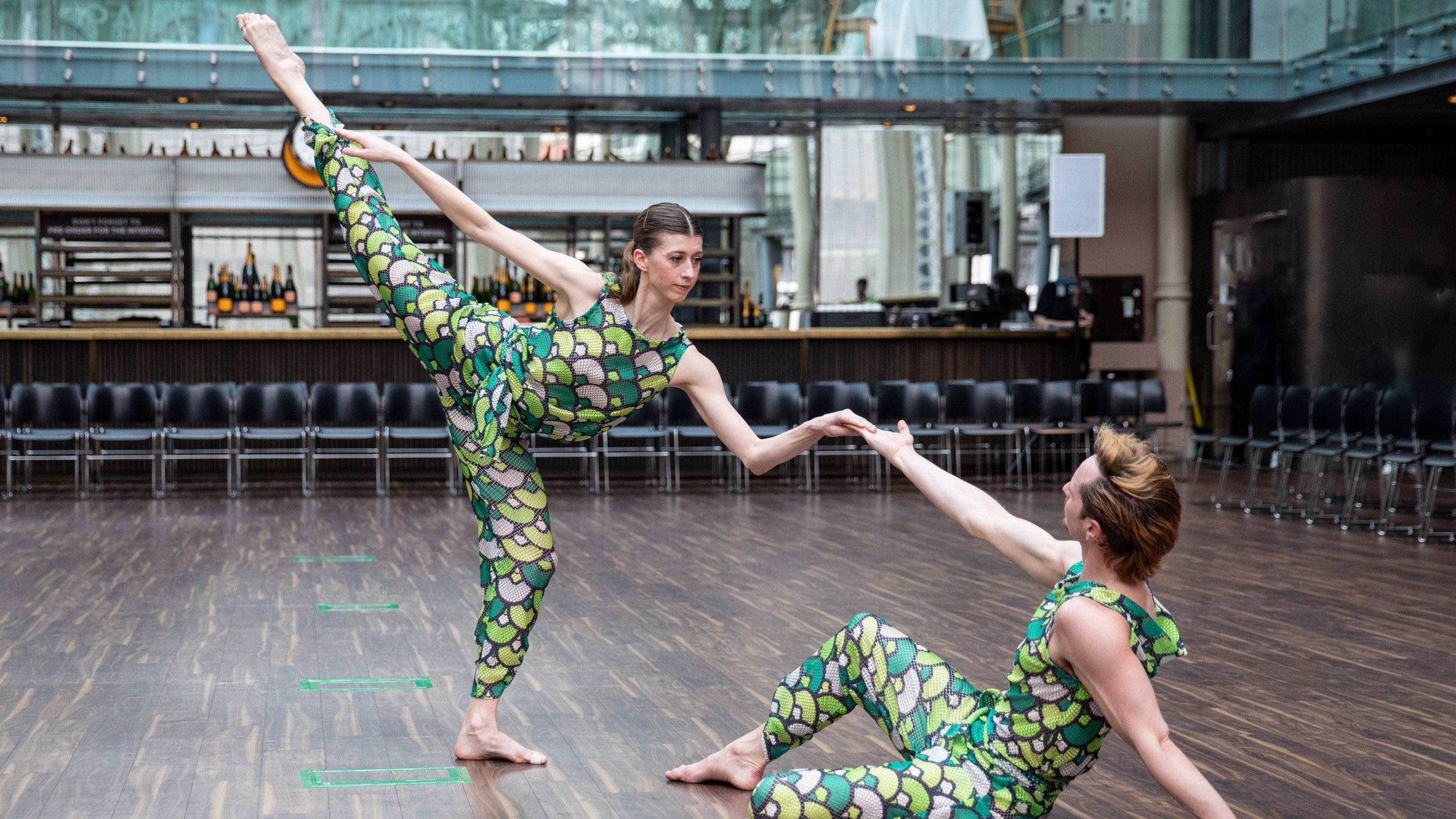 duo de danseurs en salle de répétition