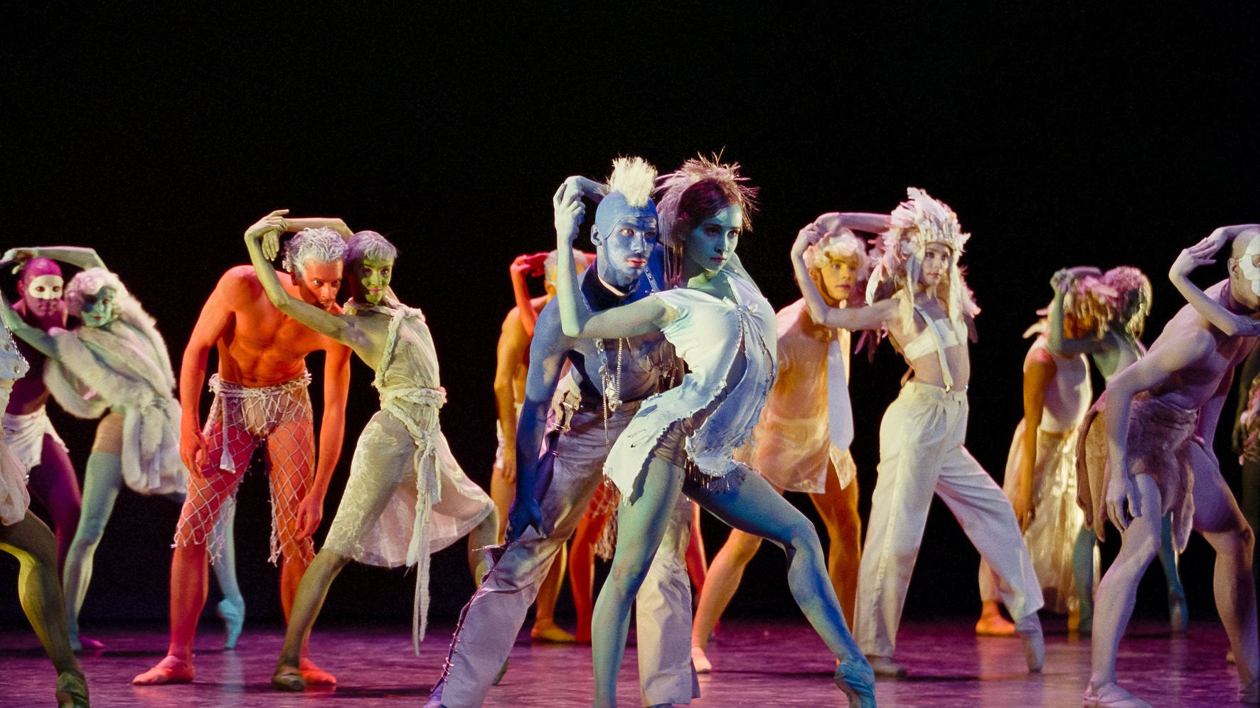 groupe de danseurs recouverts de peinture colorée