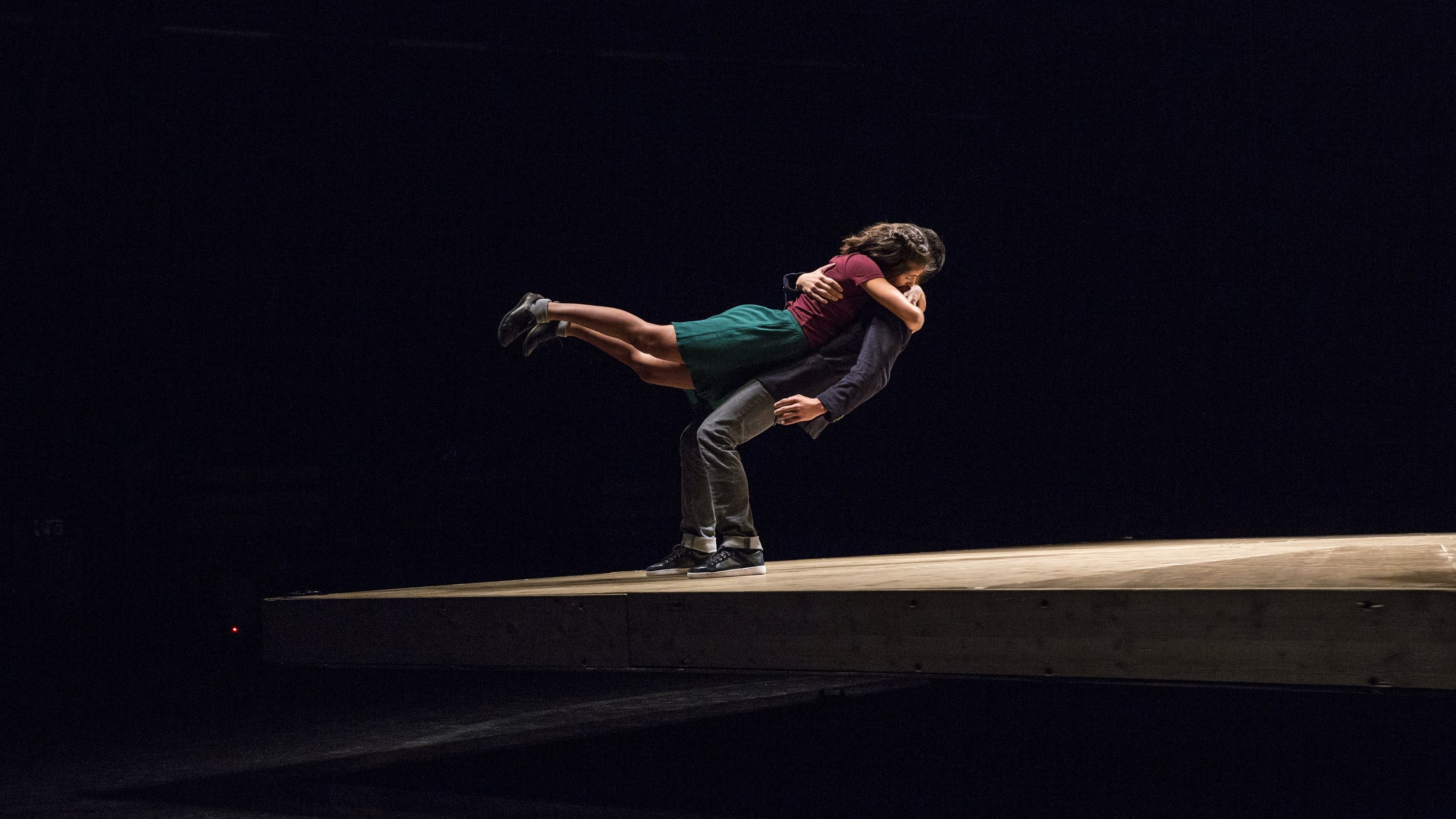 Un couple danse en s'enlaçant. 	