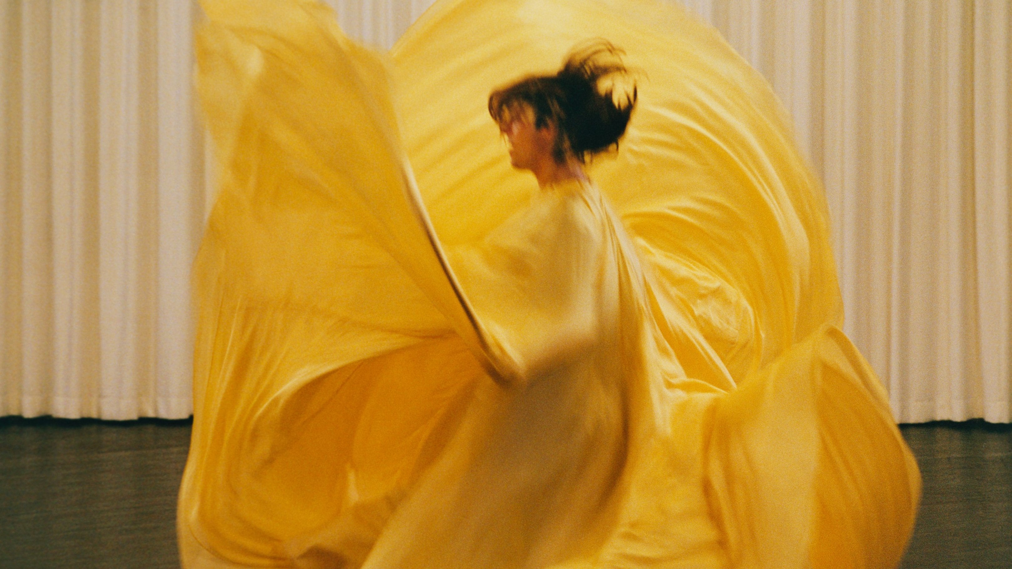 danseuse en mouvement dans un costume jaune