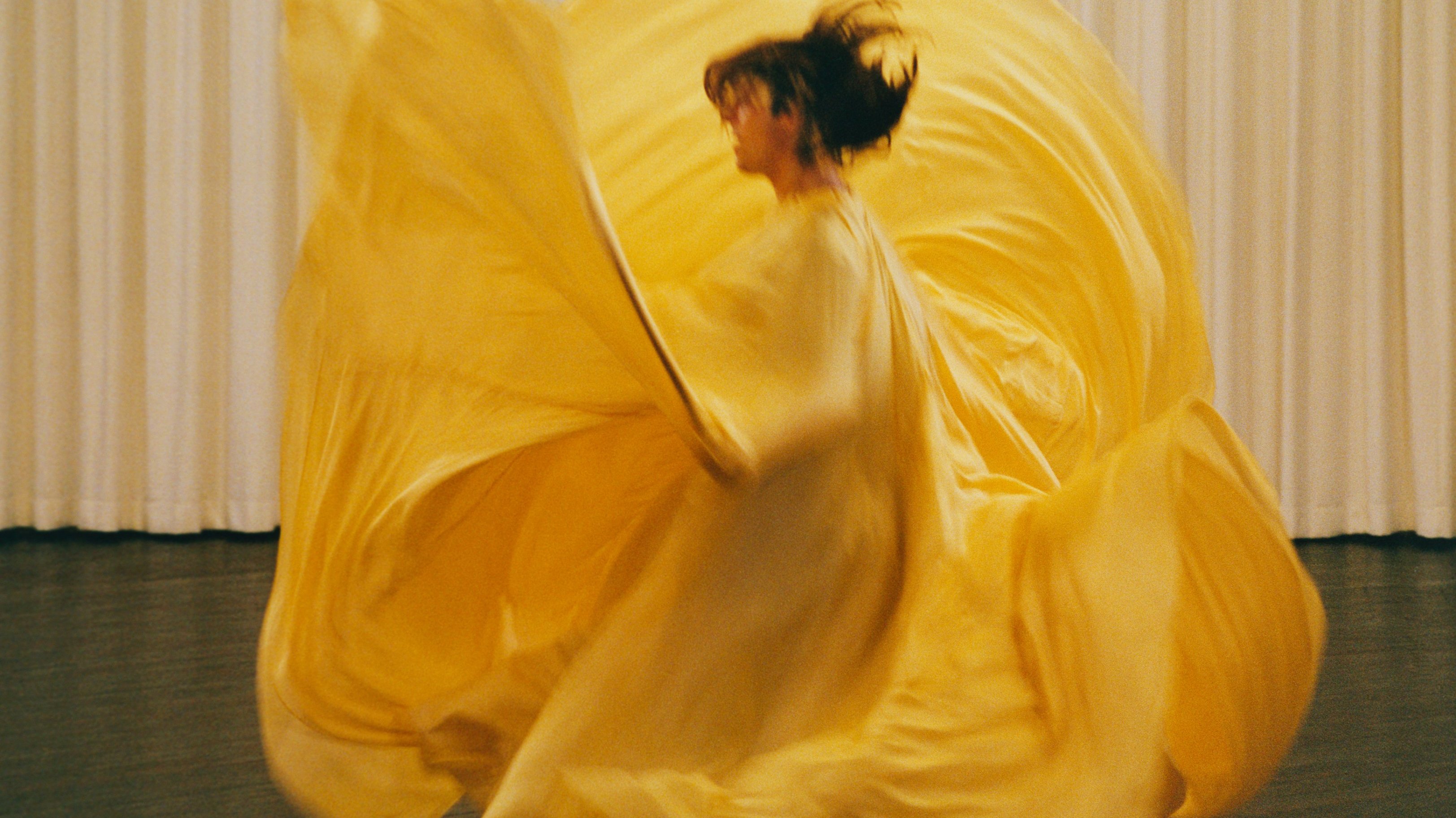 danseuse en mouvement dans un costume jaune
