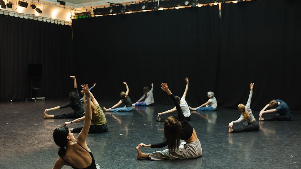 Danseurs au sol faisant des étirements. 