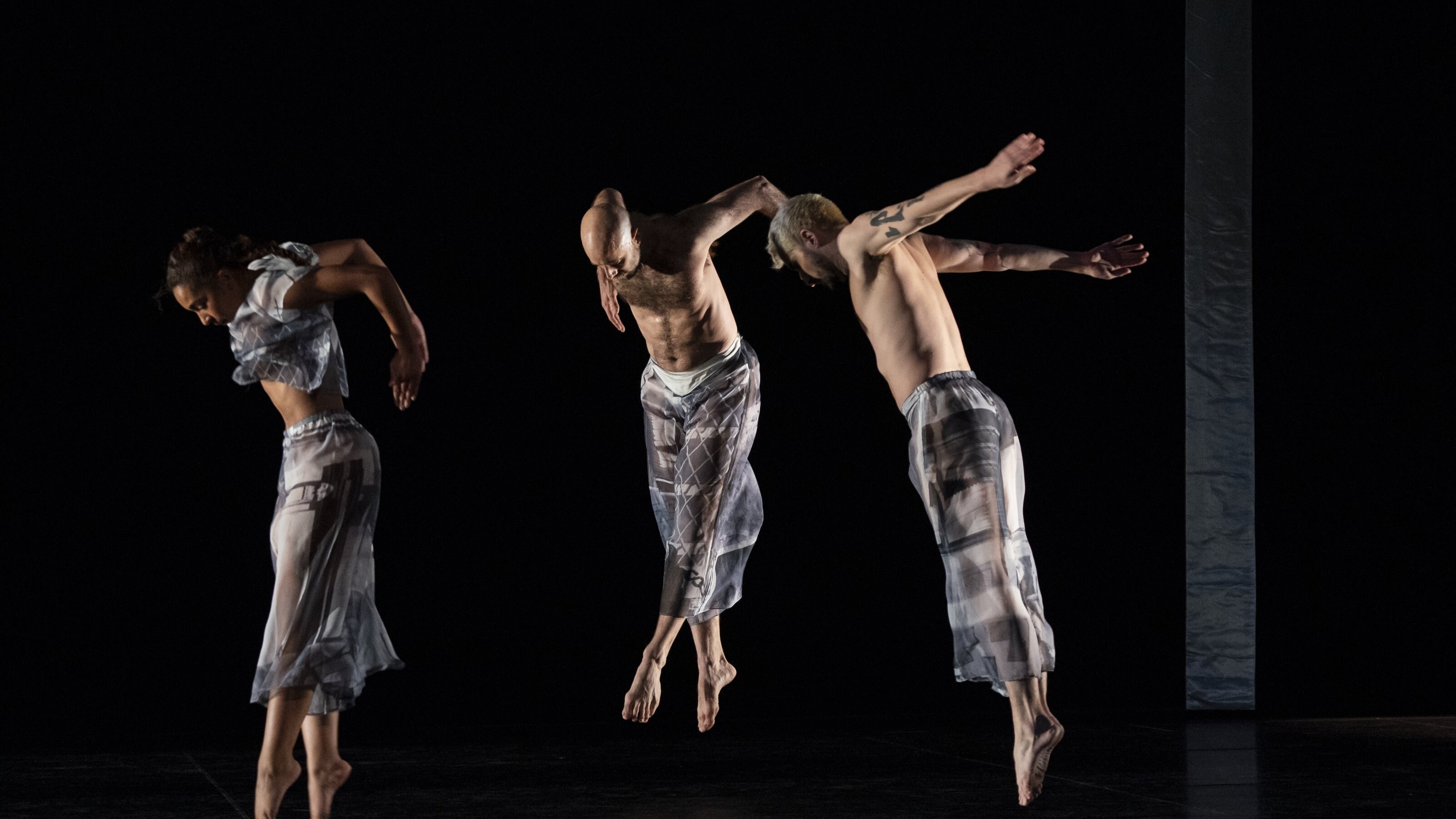 danseuses en mouvement dans un costume gris