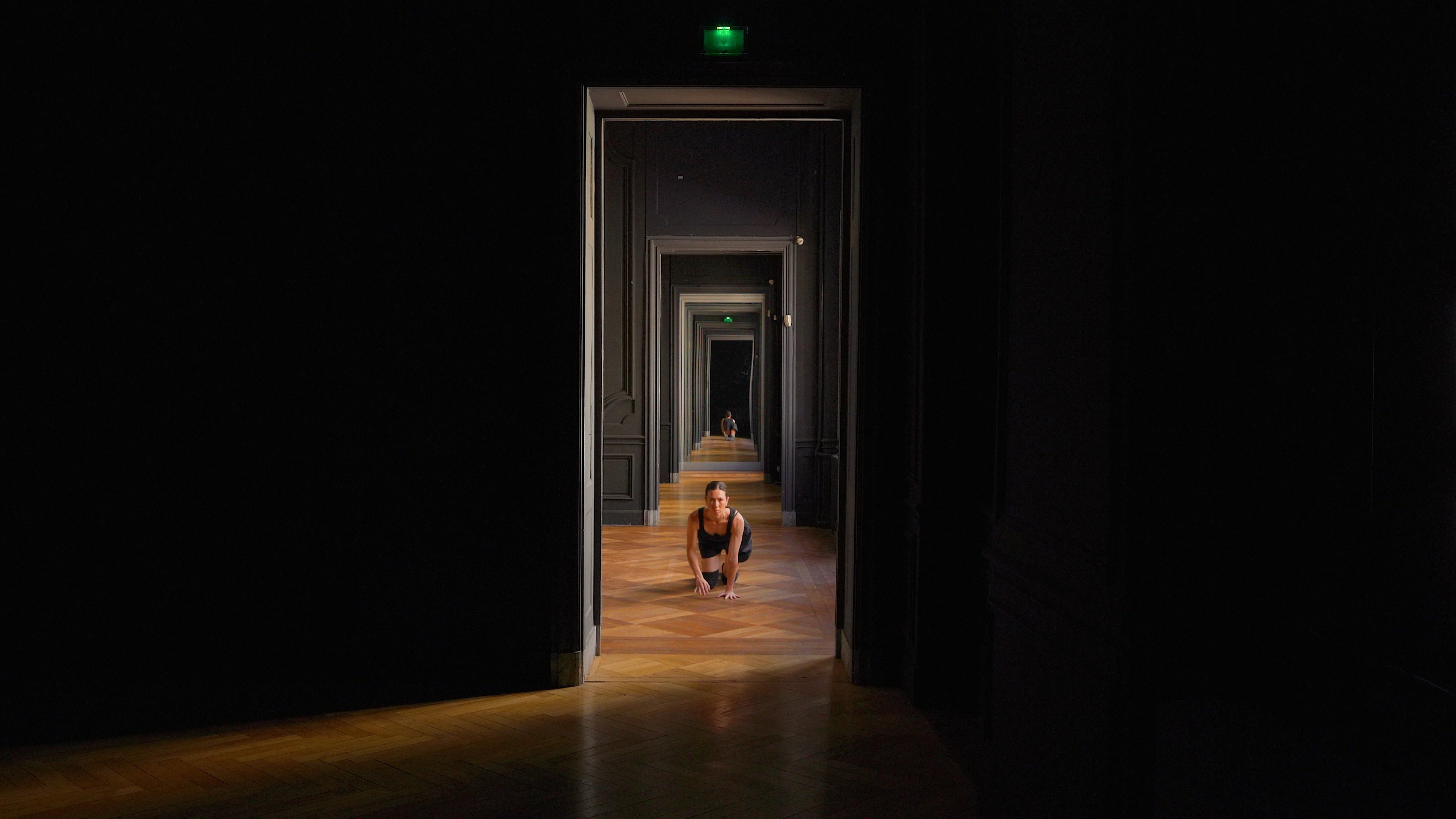 Danseuse dans un couloir 