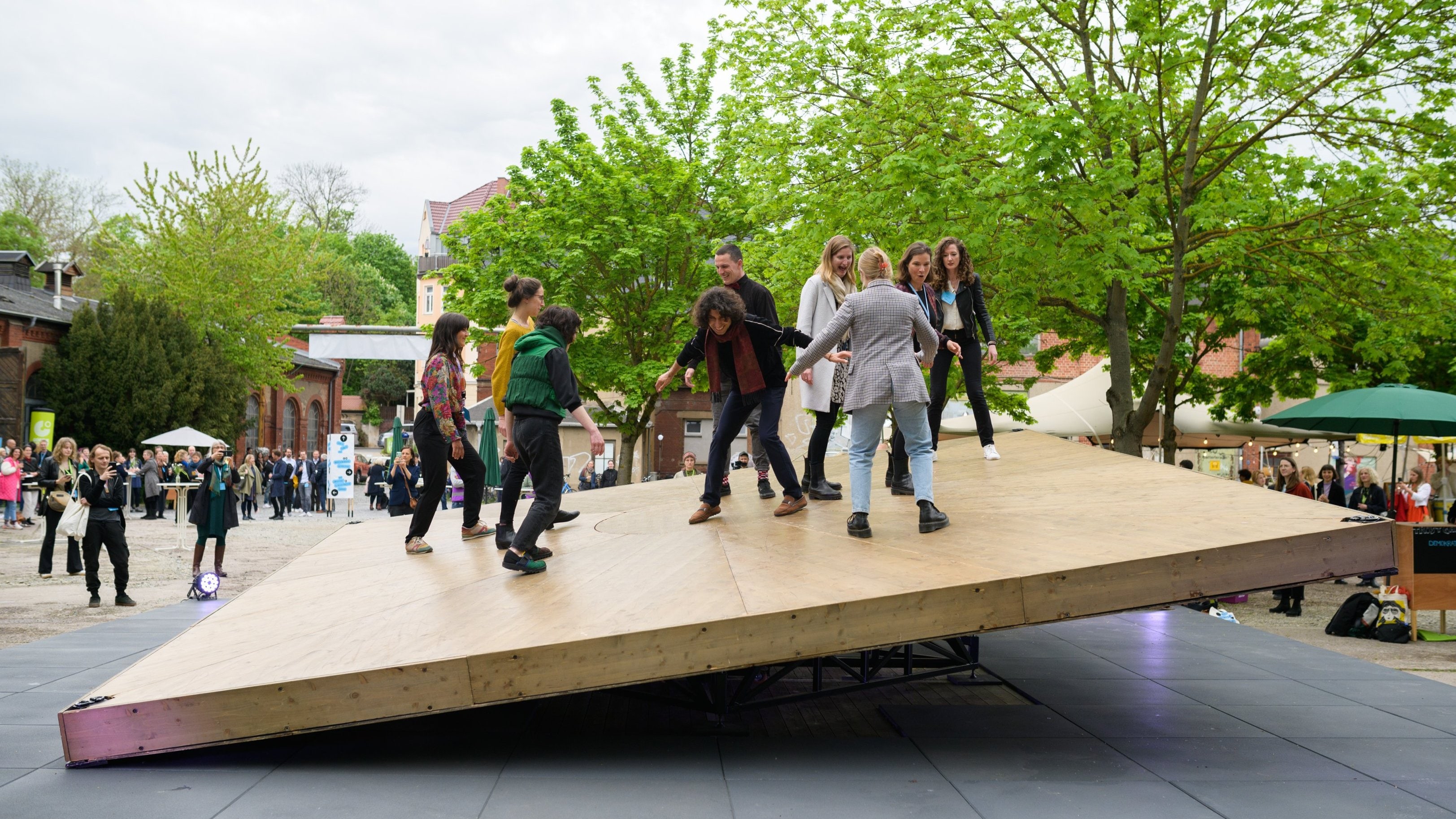 Danseurs sur une grande plaque de bois