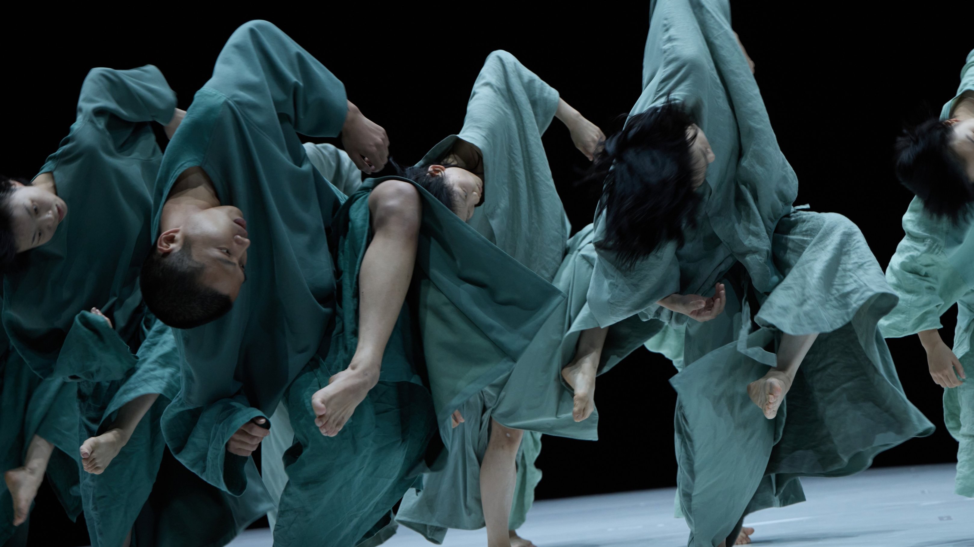 Danseurs en mouvement la tête vers le sol