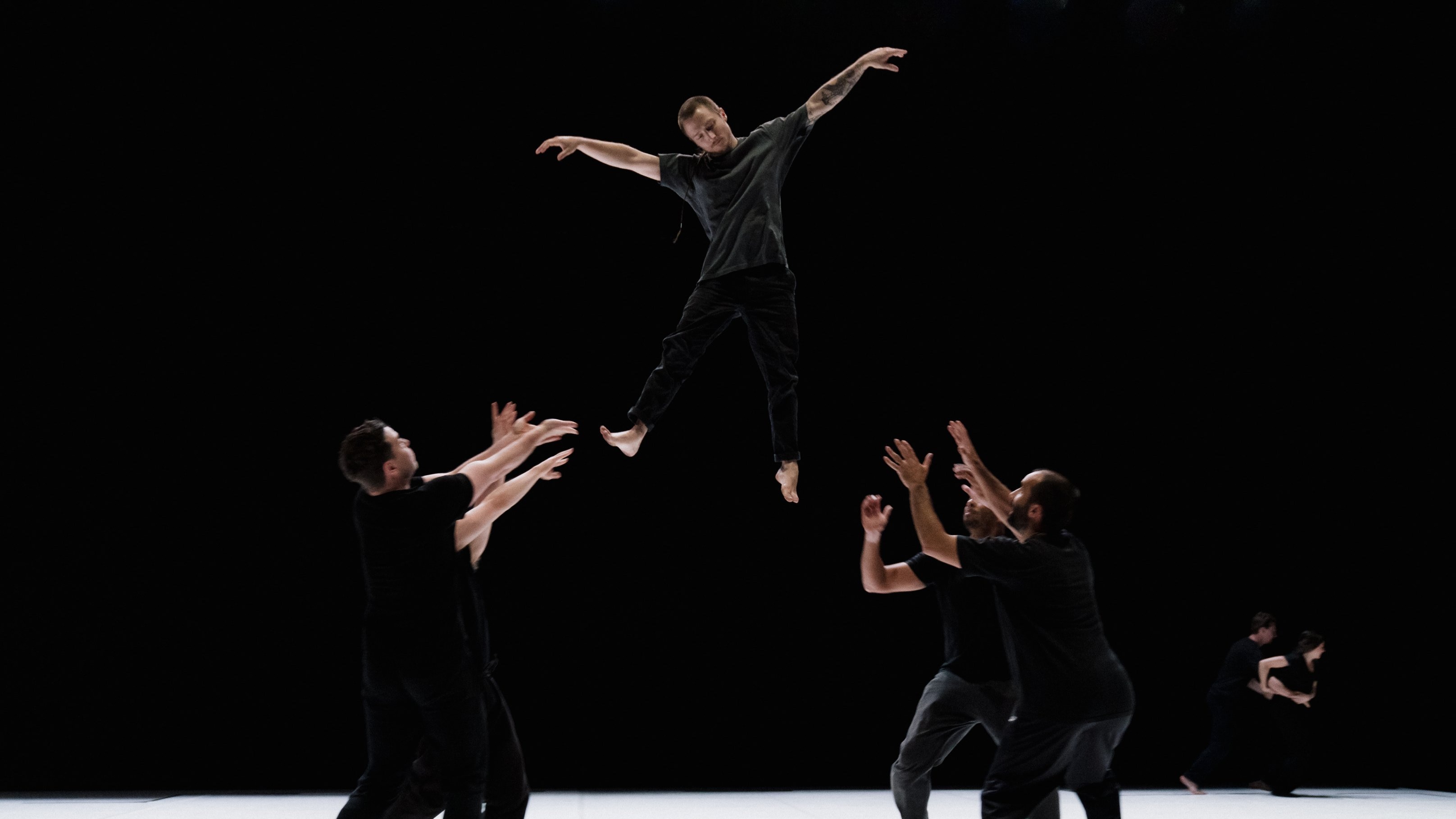 Danseurs qui font des sauts accrobatiques