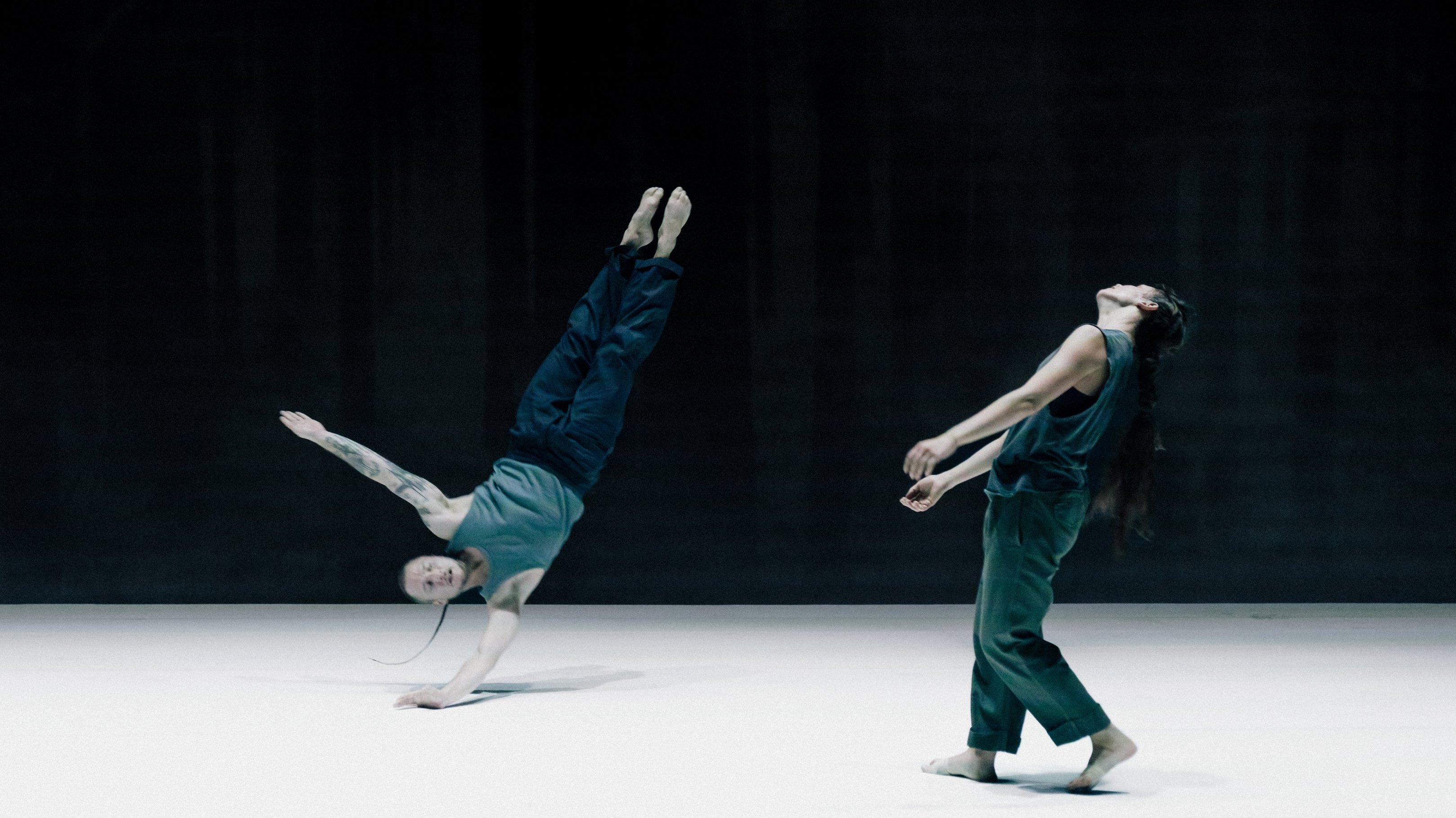 Danseurs faisant des sauts accrobatiques