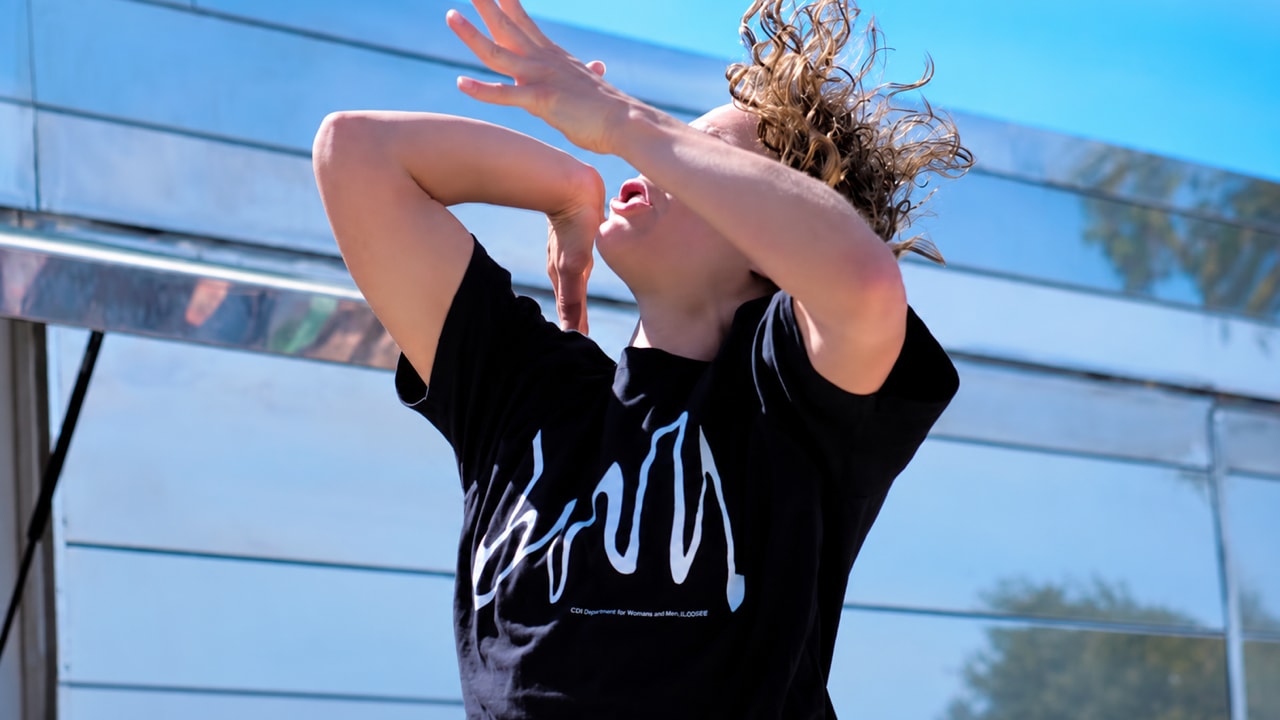 Danseuse les bras en l'air 