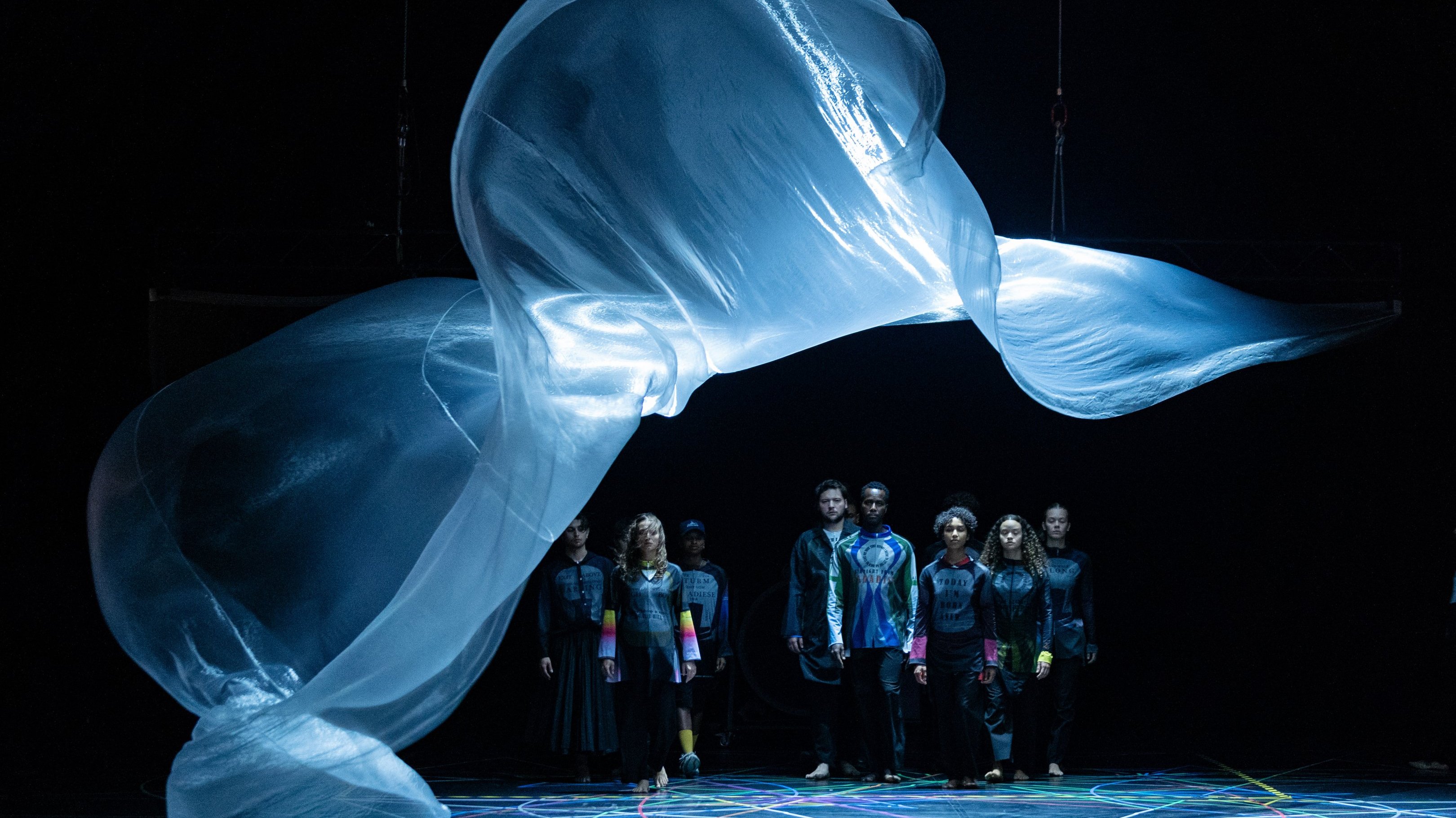 danseurs sous un tissu transparent