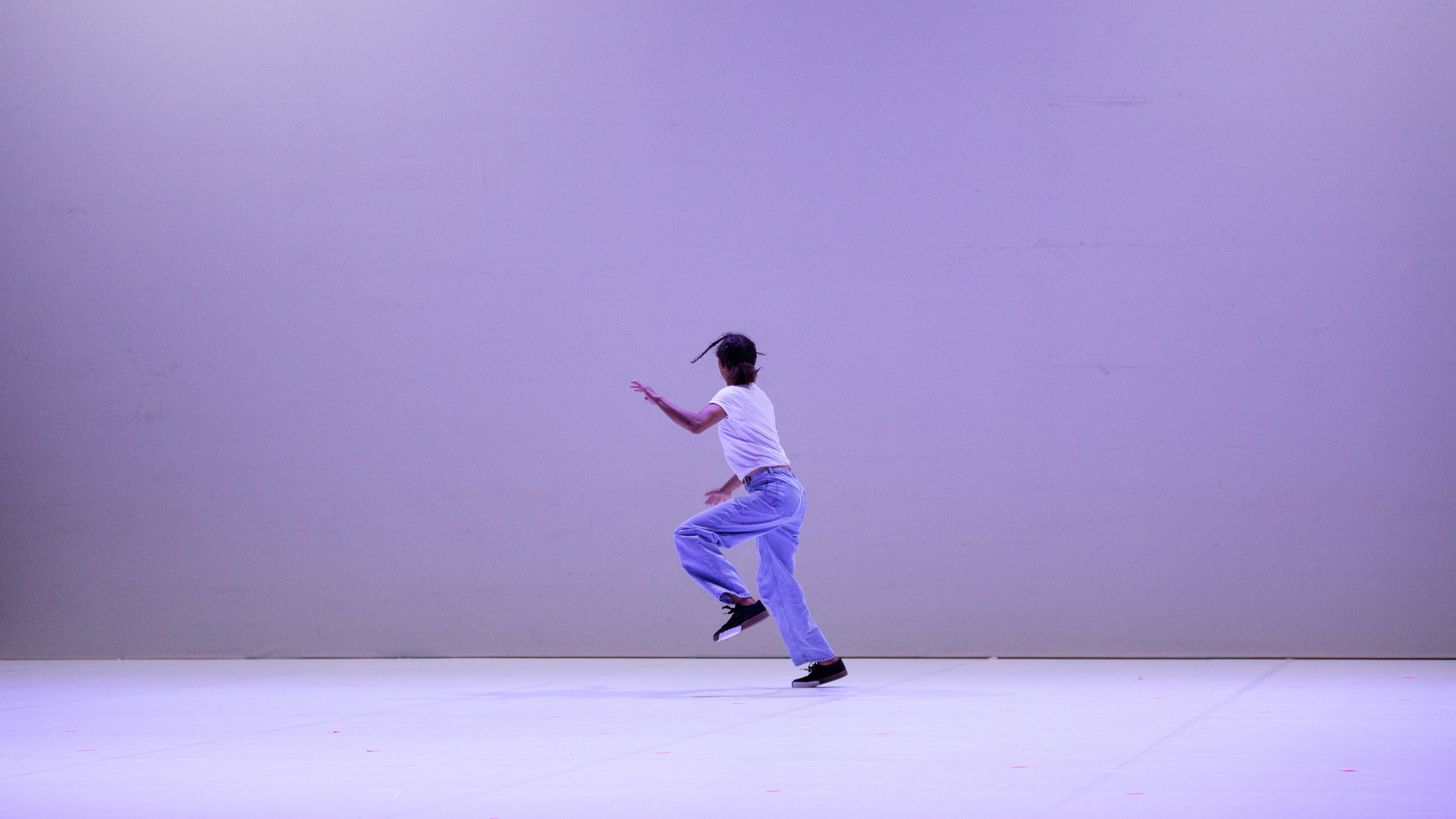 Danseuse sautant sur la scène