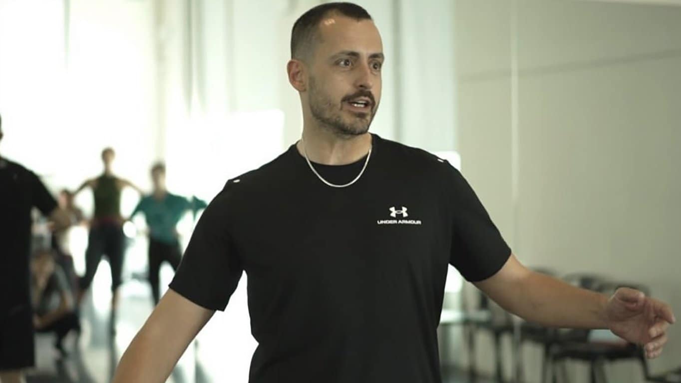 Professeur de danse donnant un cours