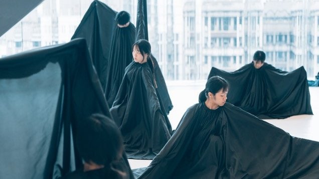 danseuses avec de grandes robes noires