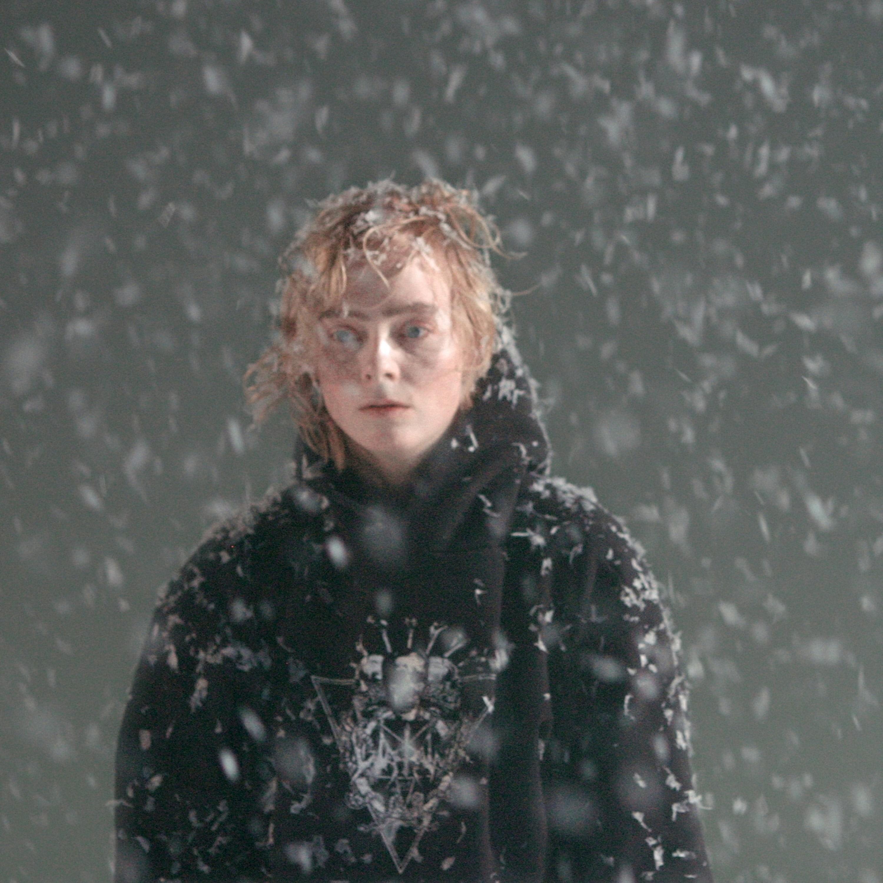 Enfant sous la neige dans Kindertotenlieder de Gisèle Vienne