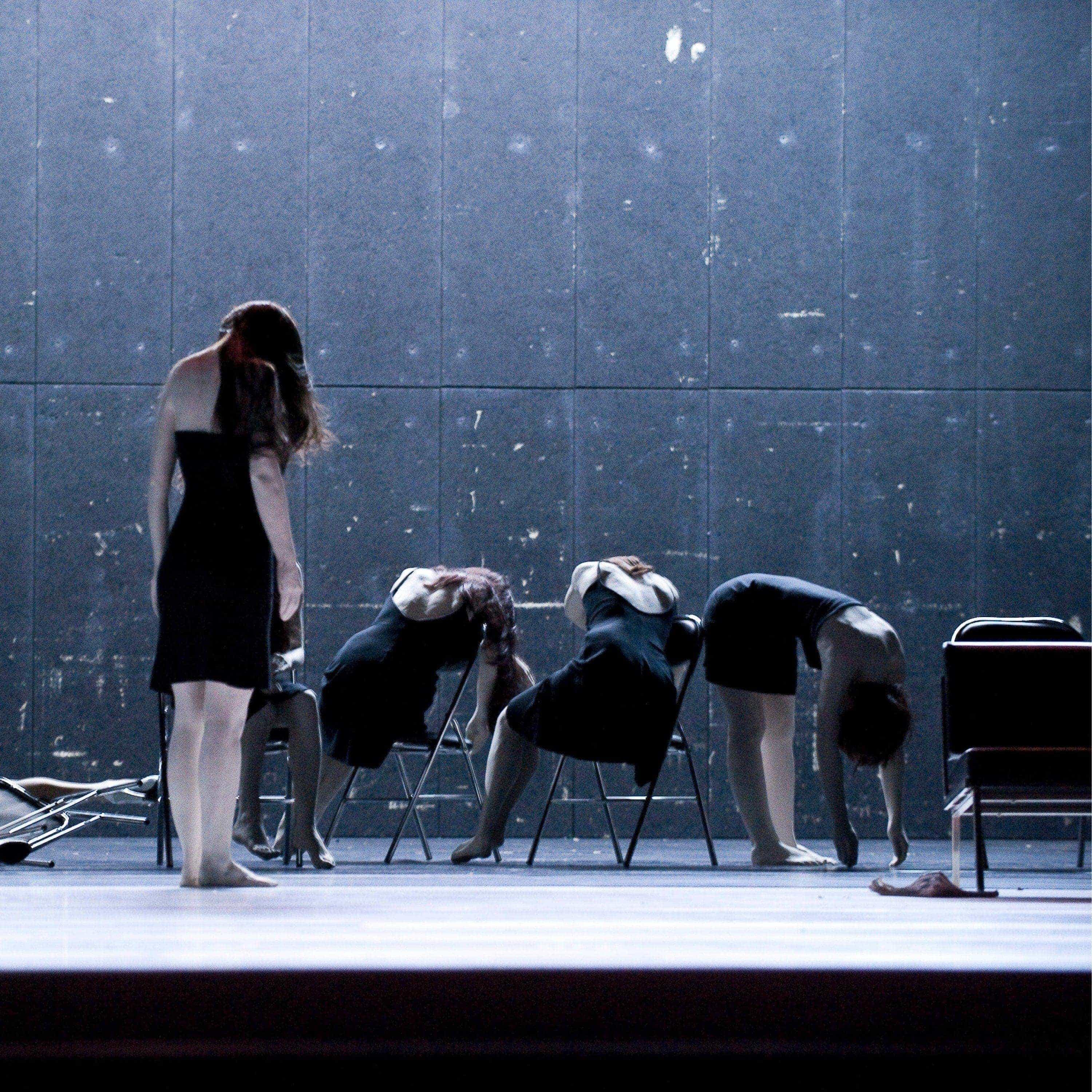 Gisèle Vienne作品《Showroomdummies》中坐在椅子上的黑衣女子