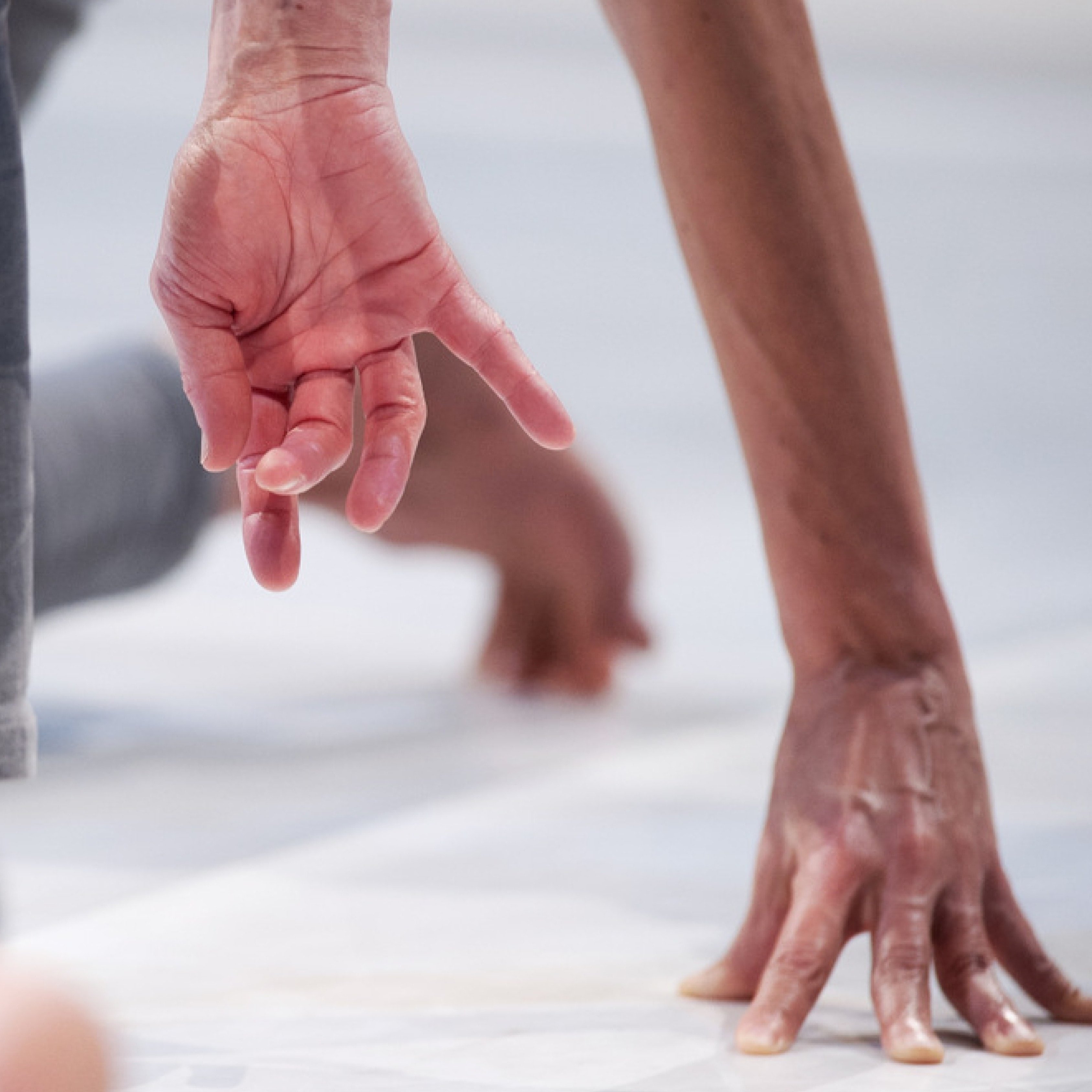 Mains des danseuses dans Arche de Myriam Gourfink