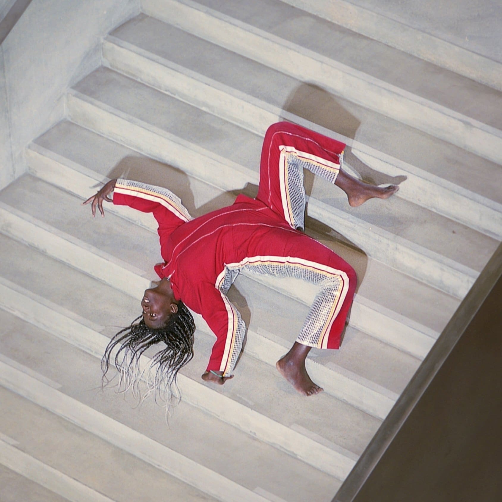 Performeuse tête en bas dans un escalier