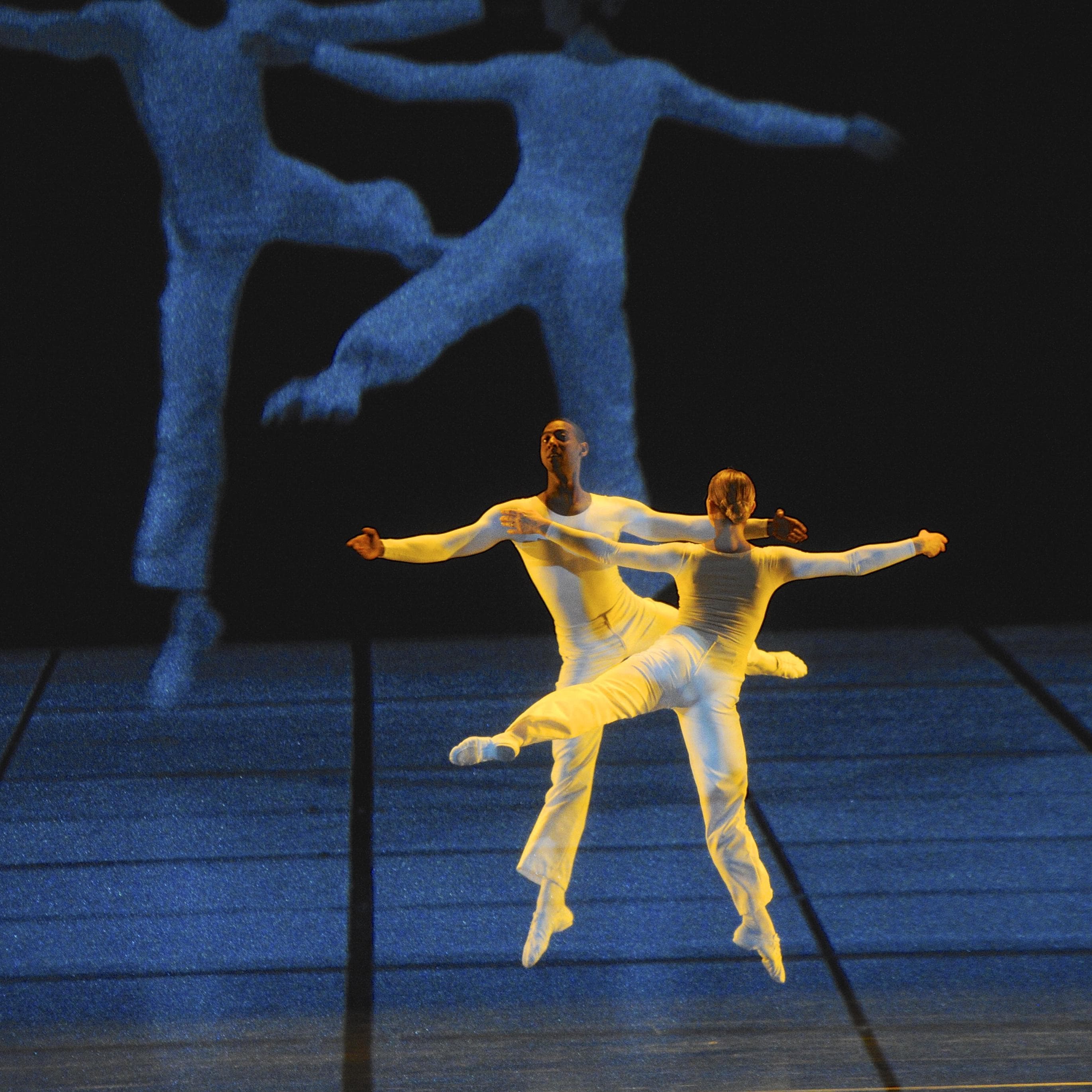 「Lucinda Childs作品《Dance》中跳躍的舞者」
