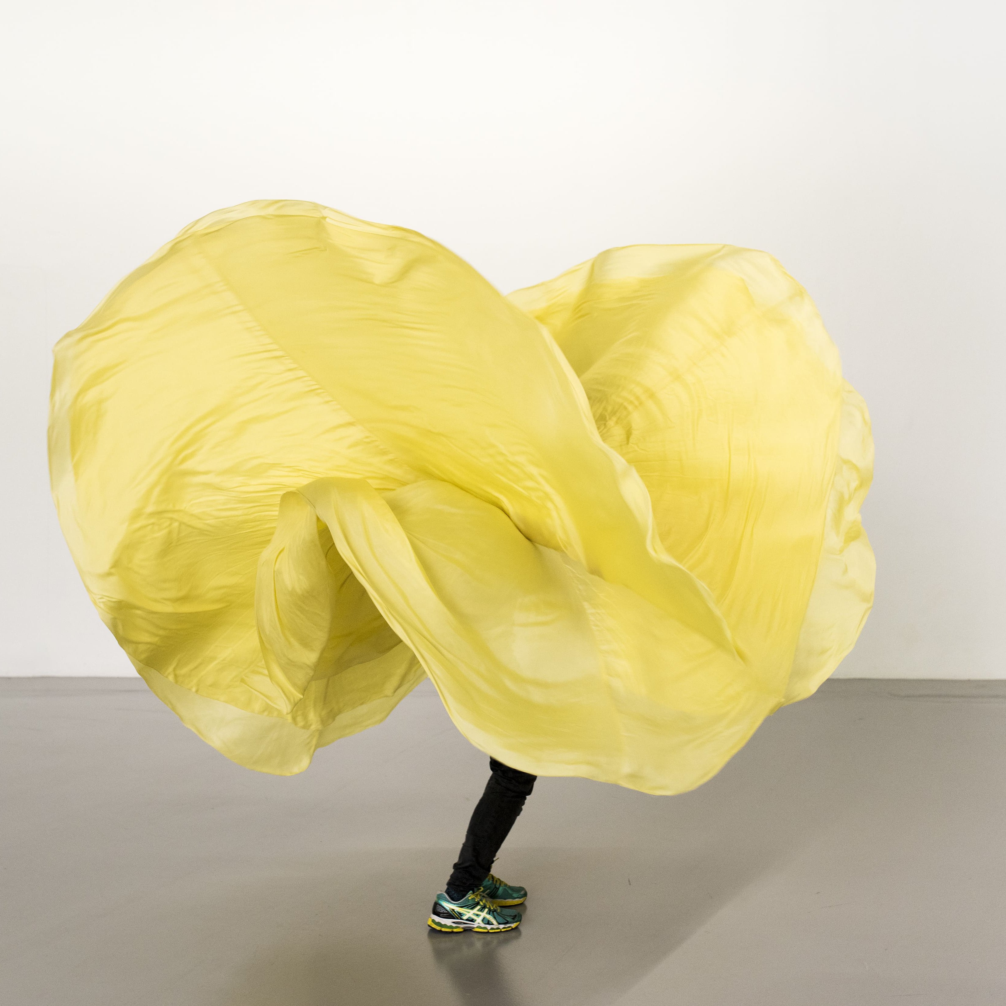 Robe de soie jaune tournoyante