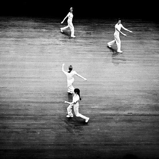 Danseuses en marche