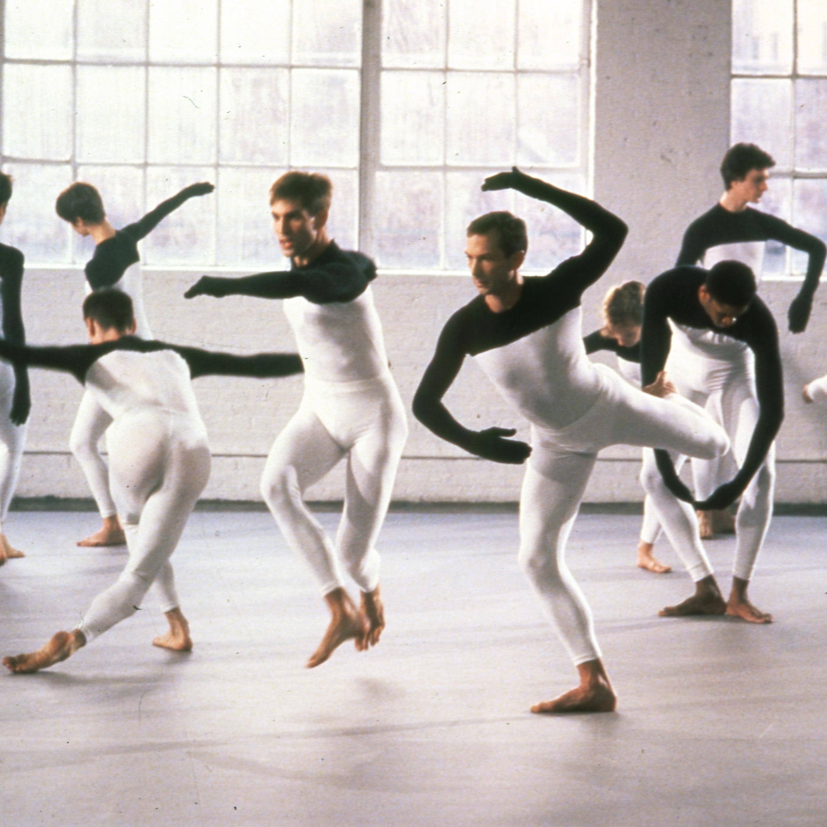 Danseurs en académique blanc avec bras noirs